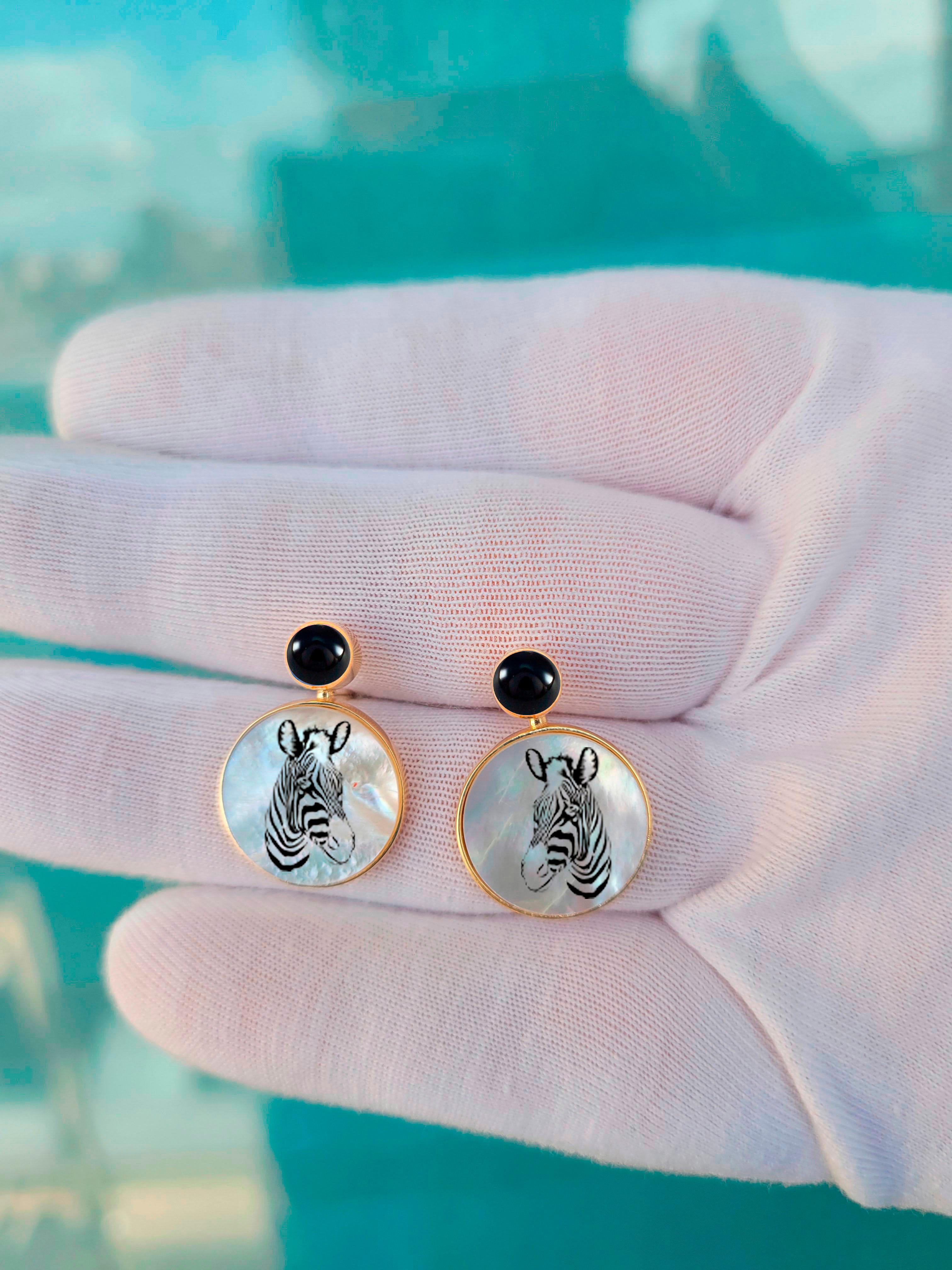 Zebra-Ohrringe mit schwarzem Onyx und Perlmutt (Rundschliff) im Angebot