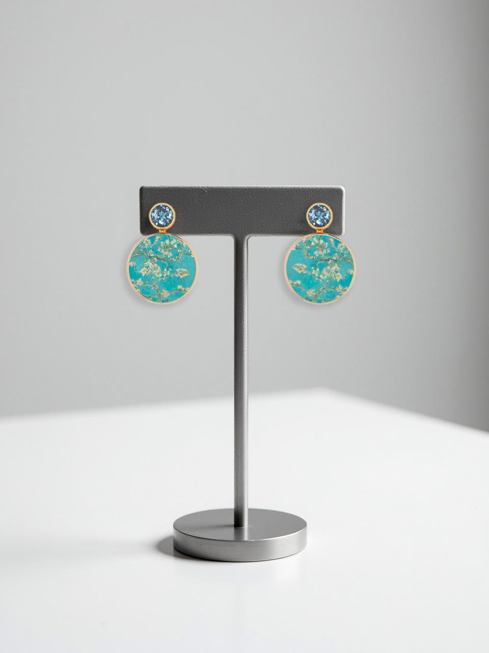 Pendientes de concha de nácar con topacio y dibujo de Van Gogh Flor de almendro. Pendientes de concha hechos a mano con topacio. Pendientes de boda en la playa. Pendientes de playa de nácar. Pendientes de pintura de concha. Pendientes con tachuelas