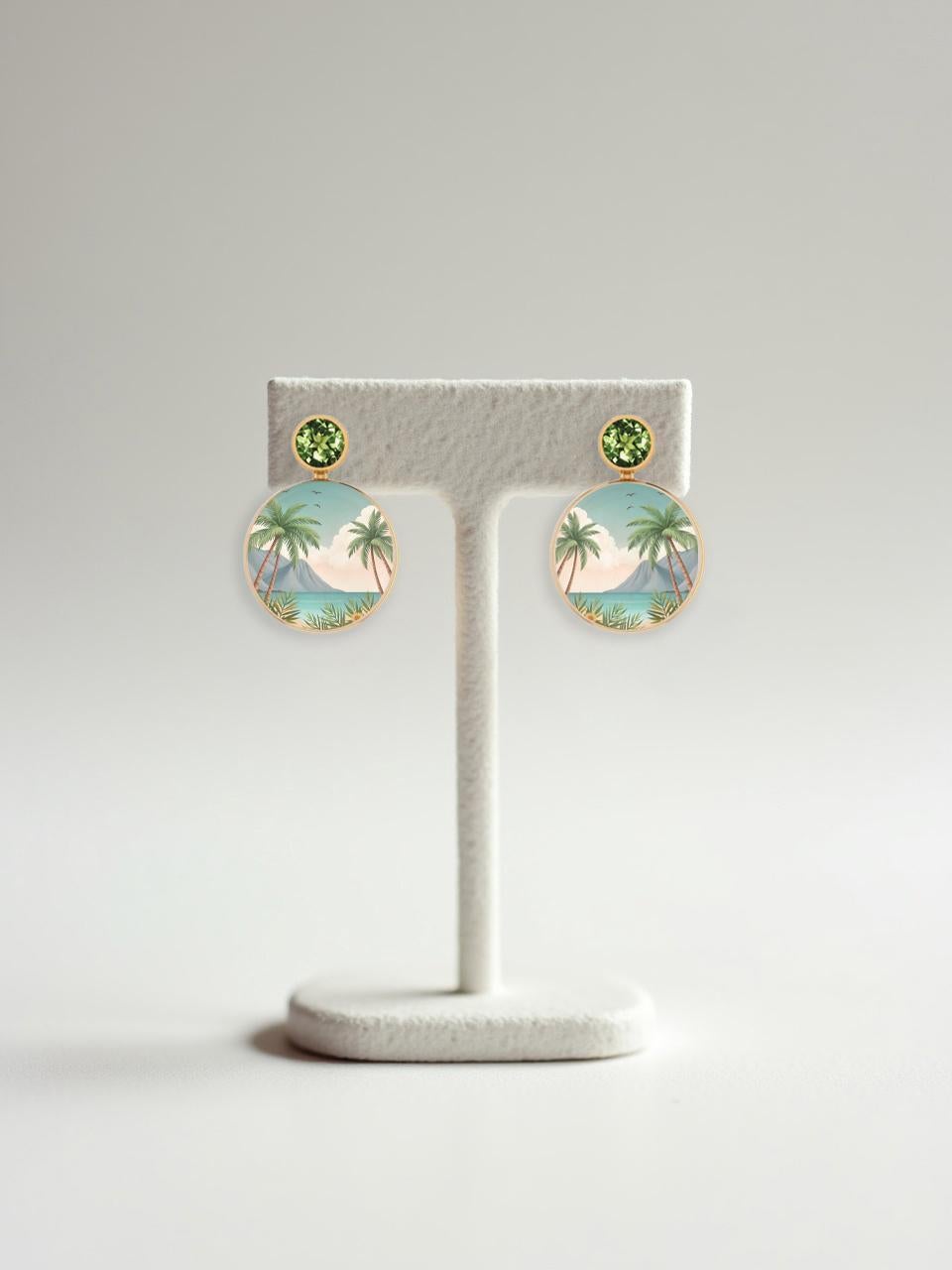 Peridot, tropischer Strand mit Palmen Malerei, Perlmutt Ohrstecker. (Rundschliff) im Angebot