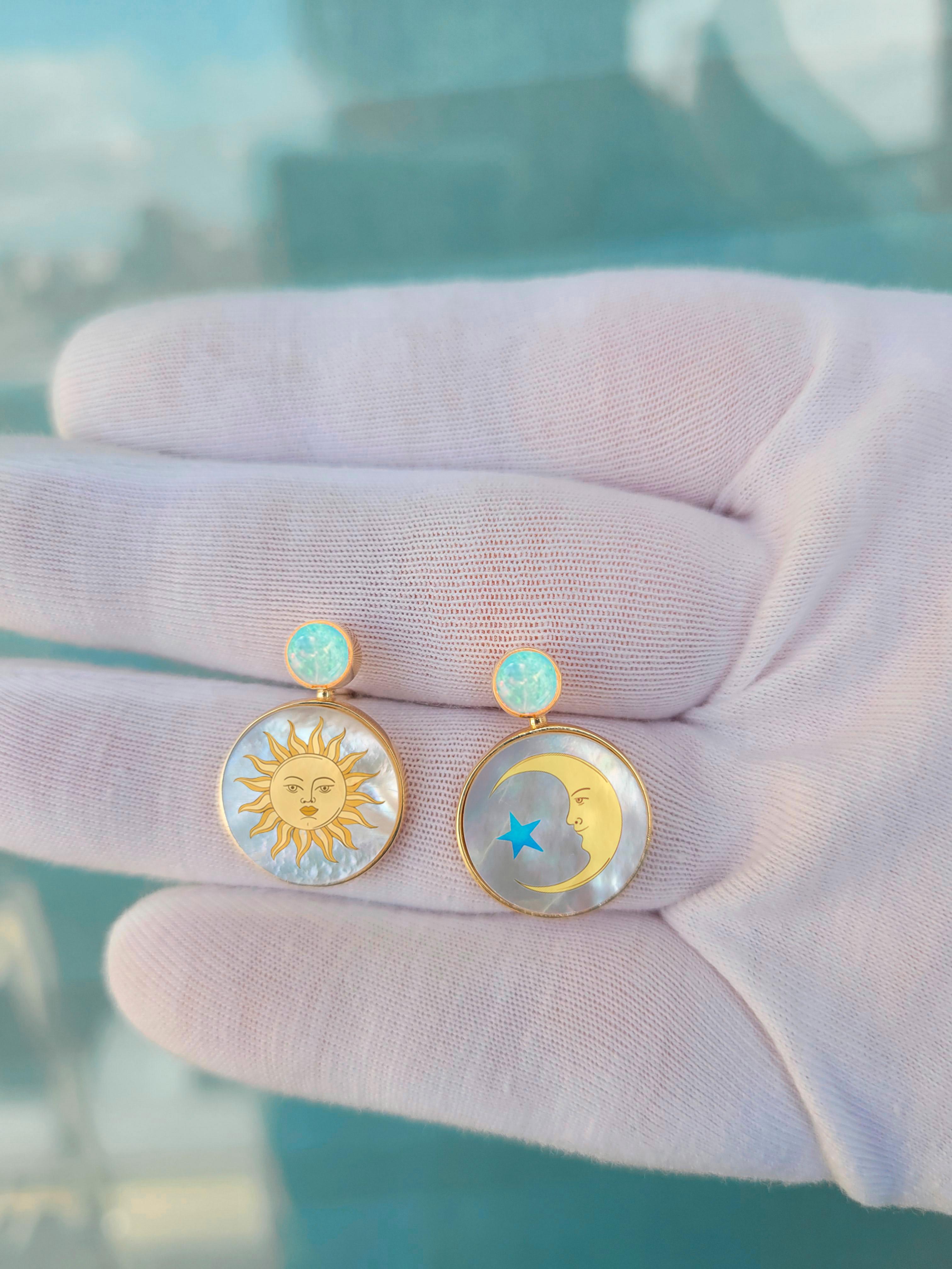 Boucles d'oreilles en nacre, opale, soleil et lune avec peinture d'étoiles. Neuf - En vente à Istanbul, TR