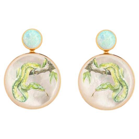 Boucles d'oreilles en nacre, opale et serpent sur peinture branchée.