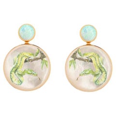 Boucles d'oreilles en nacre, opale et serpent sur peinture branchée.