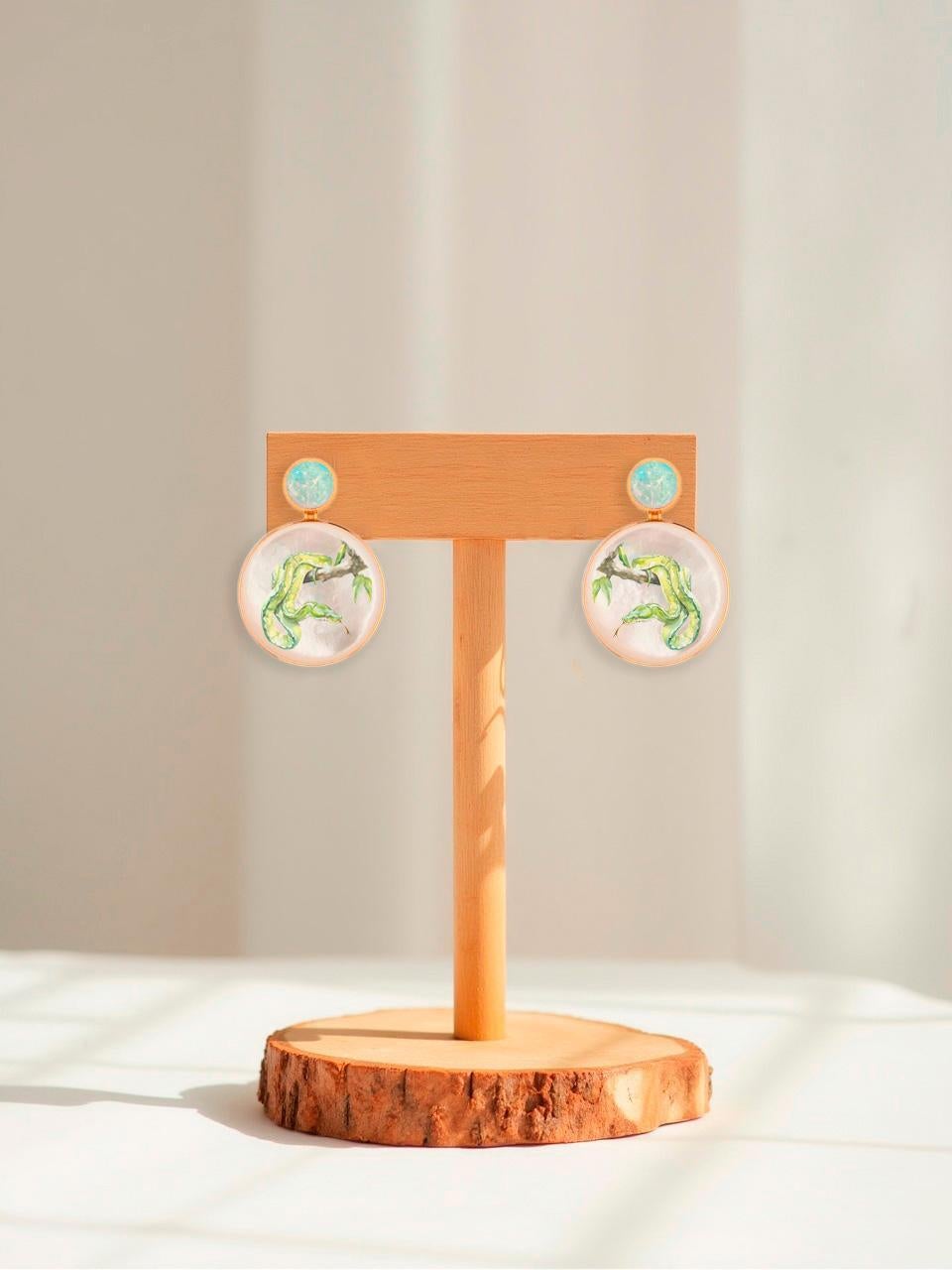 Boucles d'oreilles en nacre avec cabochon en opale, serpent vert sur dessin de branche. Boucles d'oreilles en coquillage sur le thème des animaux, faites à la main, avec de l'opale. Boucles d'oreilles pour mariage de plage. Boucles d'oreilles de