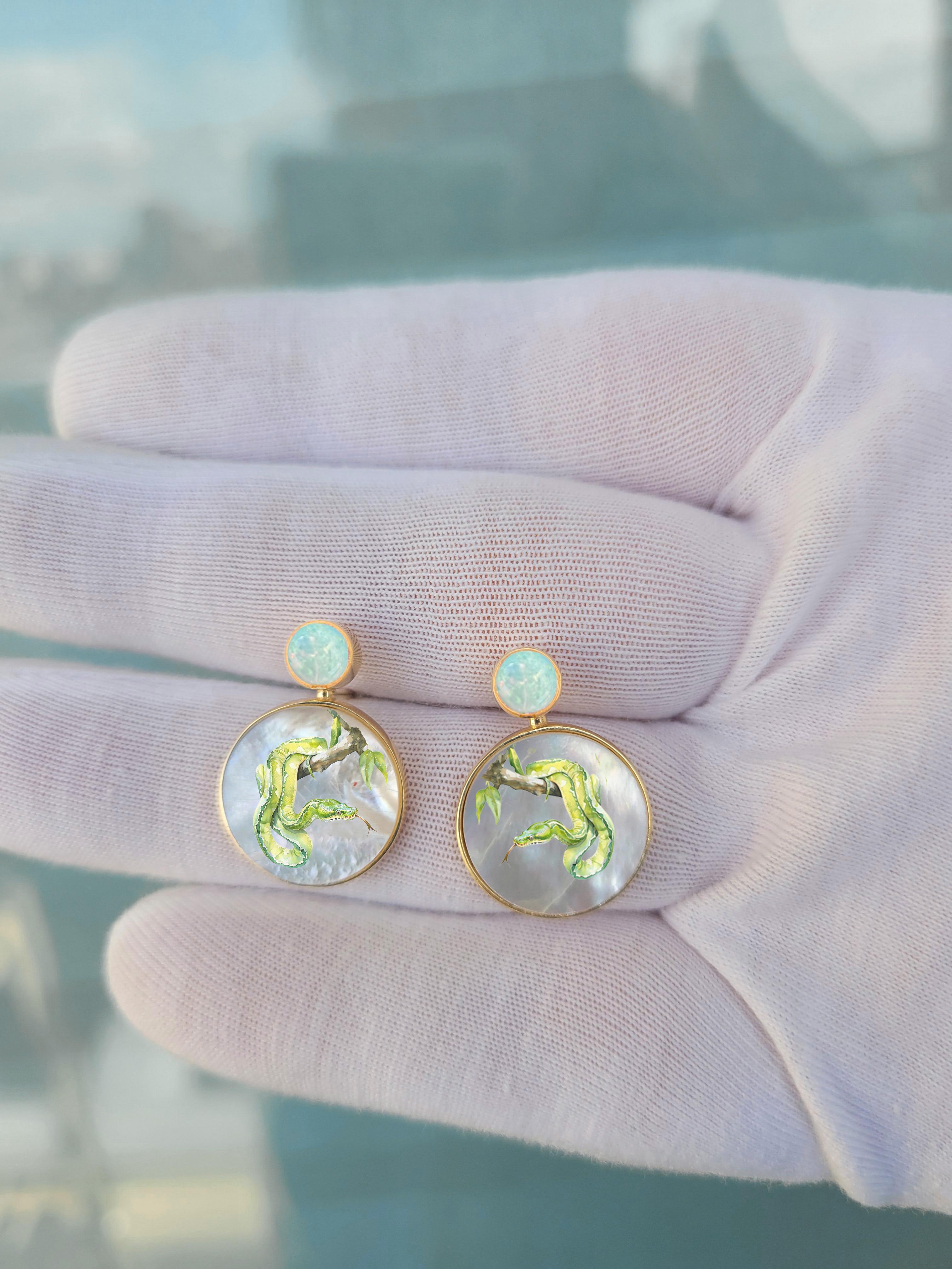Taille ronde Boucles d'oreilles en nacre, opale et serpent sur peinture branchée. en vente
