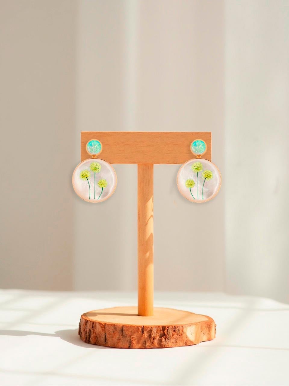 Boucles d'oreilles en nacre avec cabochon en opale, dessin de fleur de pissenlit. Boucles d'oreilles en coquillage avec opale, sur le thème des fleurs, faites à la main. Boucles d'oreilles pour mariage de plage. Boucles d'oreilles de plage en nacre.
