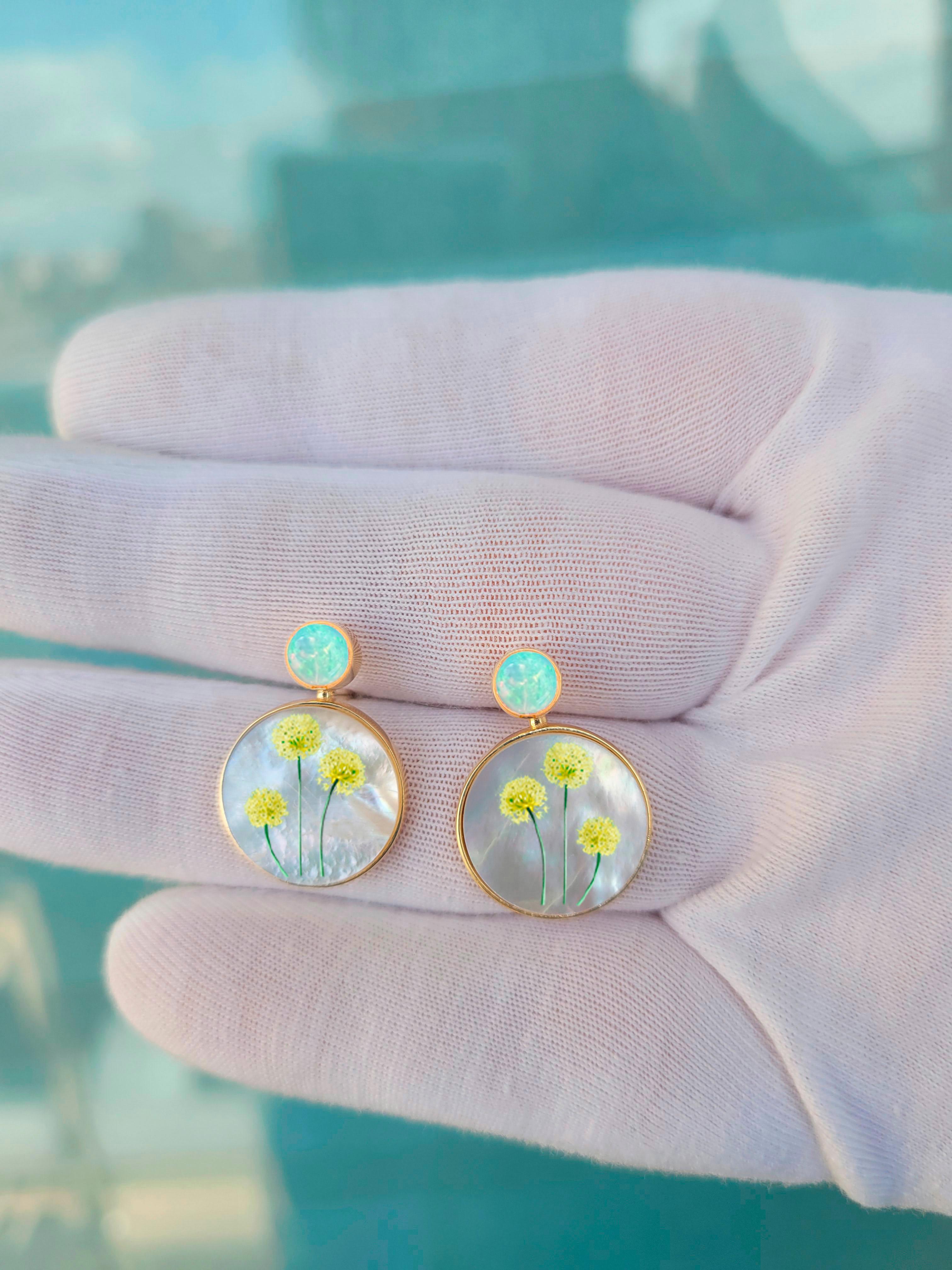 Taille ronde Boucles d'oreilles en nacre, opale et peinture de pissenlit. en vente