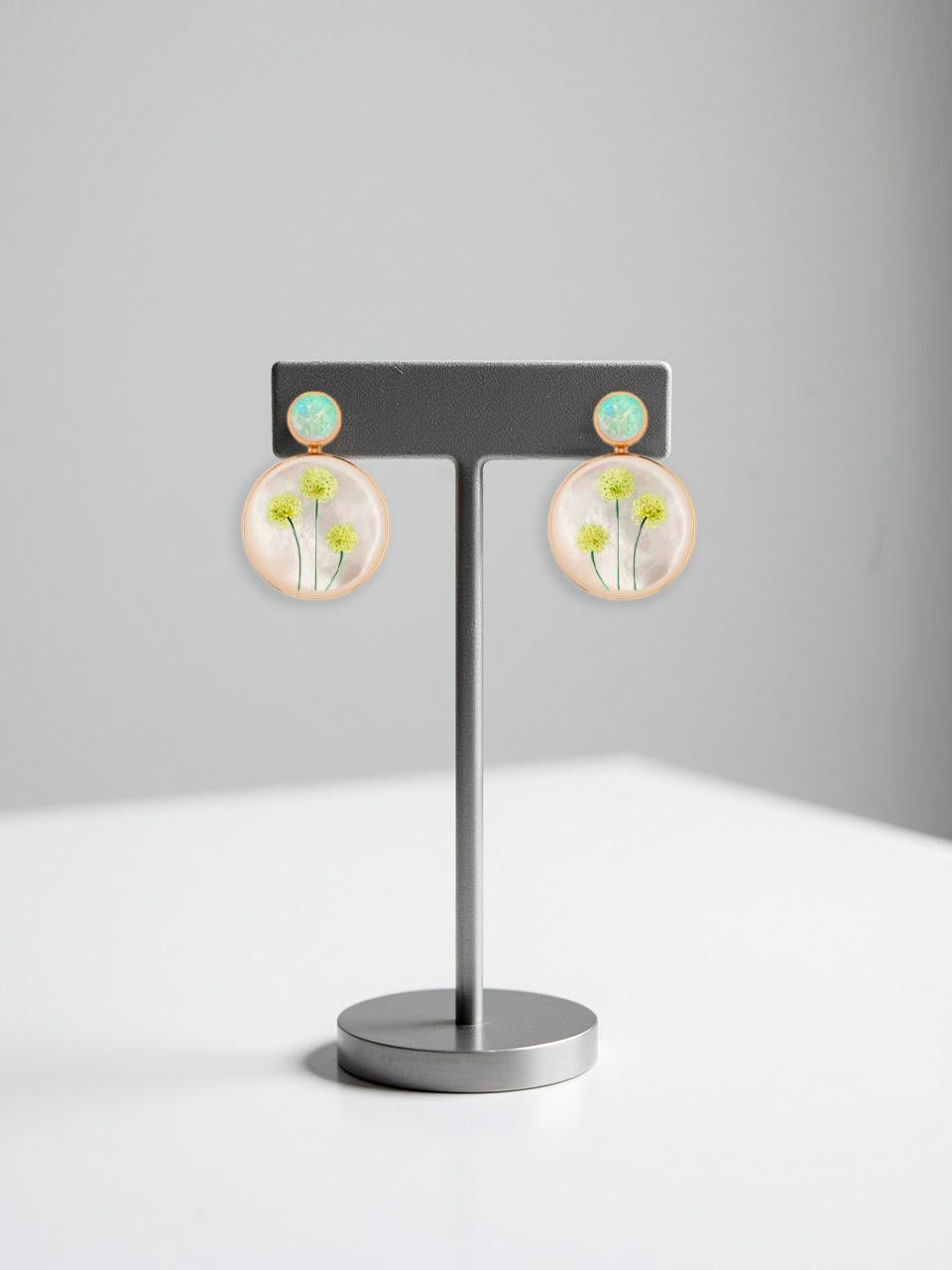 Boucles d'oreilles en nacre, opale et peinture de pissenlit. Neuf - En vente à Istanbul, TR