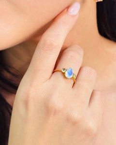 Anello a forma di pera in oro 18 carati con pietra di luna arcobaleno e diamanti