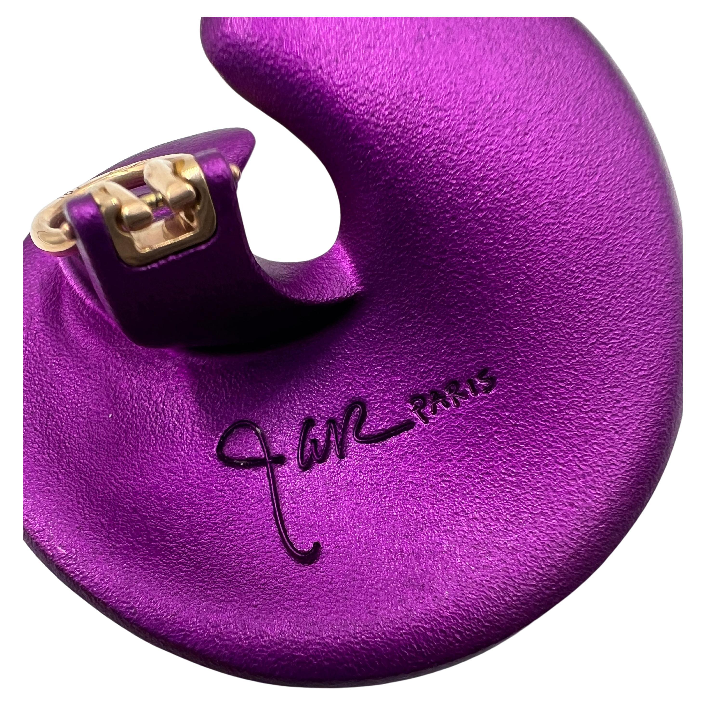 JAR Paris Magenta Aluminum Gold Valerie Clip Earrings In Excellent Condition For Sale In Palm Beach, FL