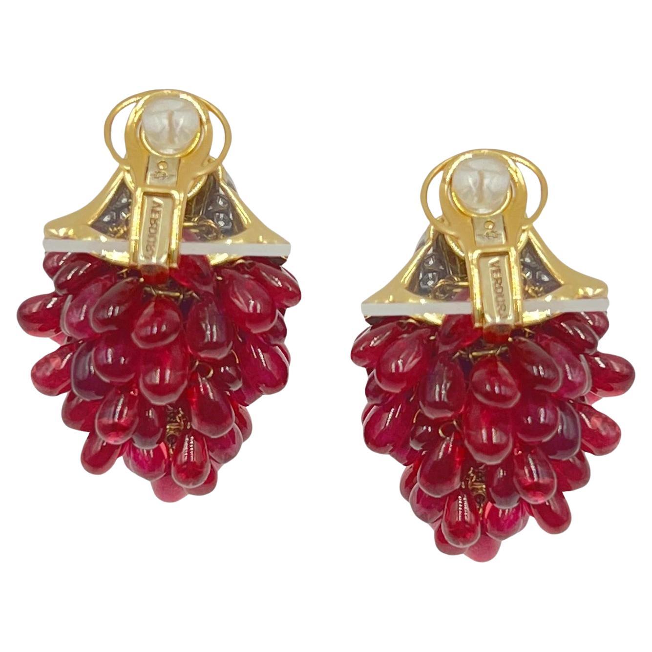 Orecchini a grappolo di Verdura, con sommità coniche in oro 18 ct. composte da sezioni alternate di oro lucido e diamanti rotondi taglio brillante incastonati, che sospendono grappoli di gocce di rubini lucidi. Diamanti per un peso totale di 1,05