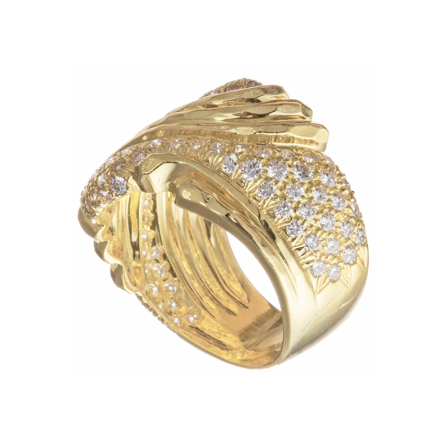 Bague à anneau conique en or jaune 18k par Henry Dunay, présentant des diamants sertis en pavé dans un design de vague avec des détails polis.  Quatre-vingt-quatre diamants taille brillant pesant environ 1,26 carats (couleur G-H, pureté VS1-VS2). 
