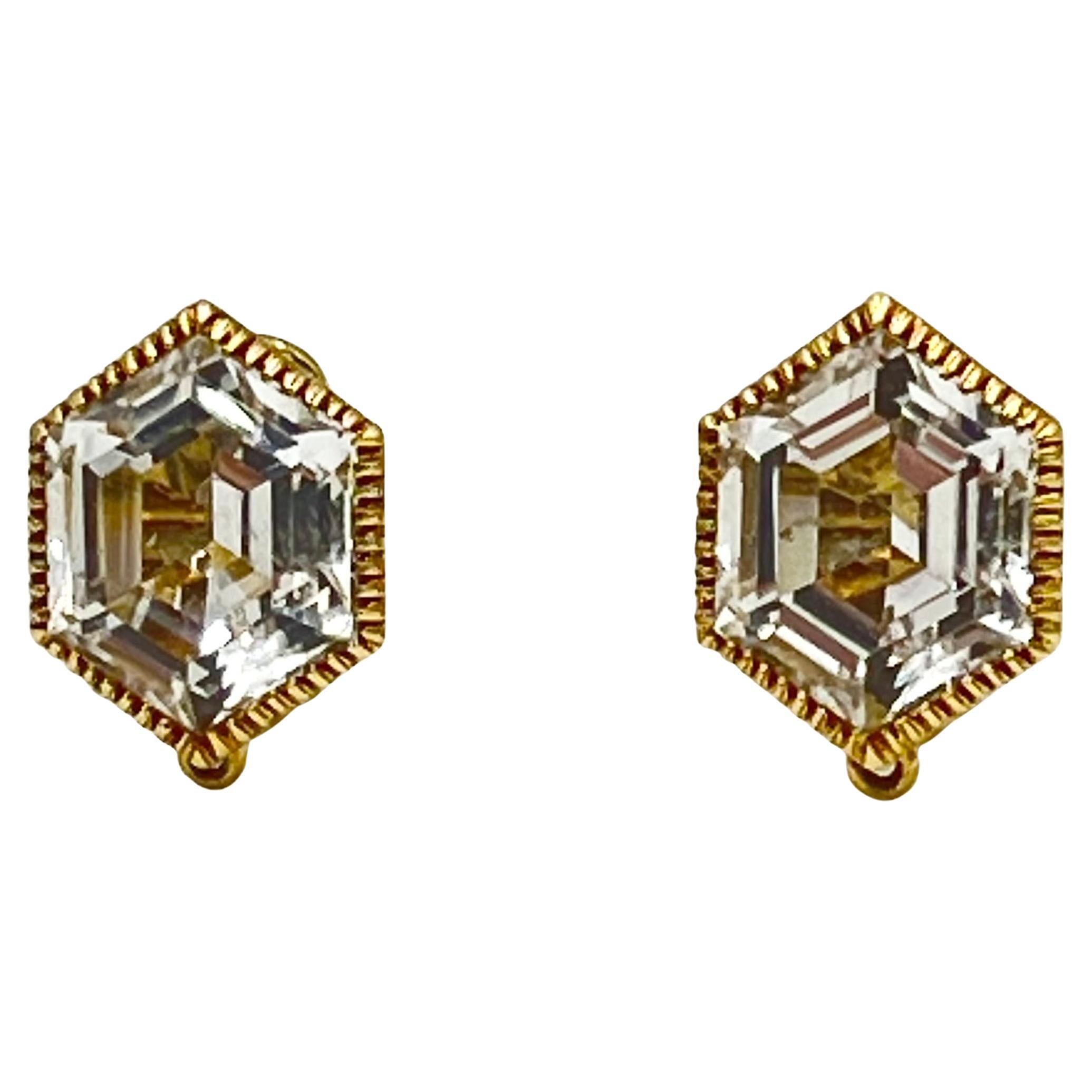 L'orecchino bizantino di Verdura in oro giallo 18 carati con topazio blu e bianco.  Nell'orecchino a clip superiore sono incastonati degli esagoni sfaccettati di topazio bianco incolore.  Goccia inferiore a scudo staccabile con topazio blu