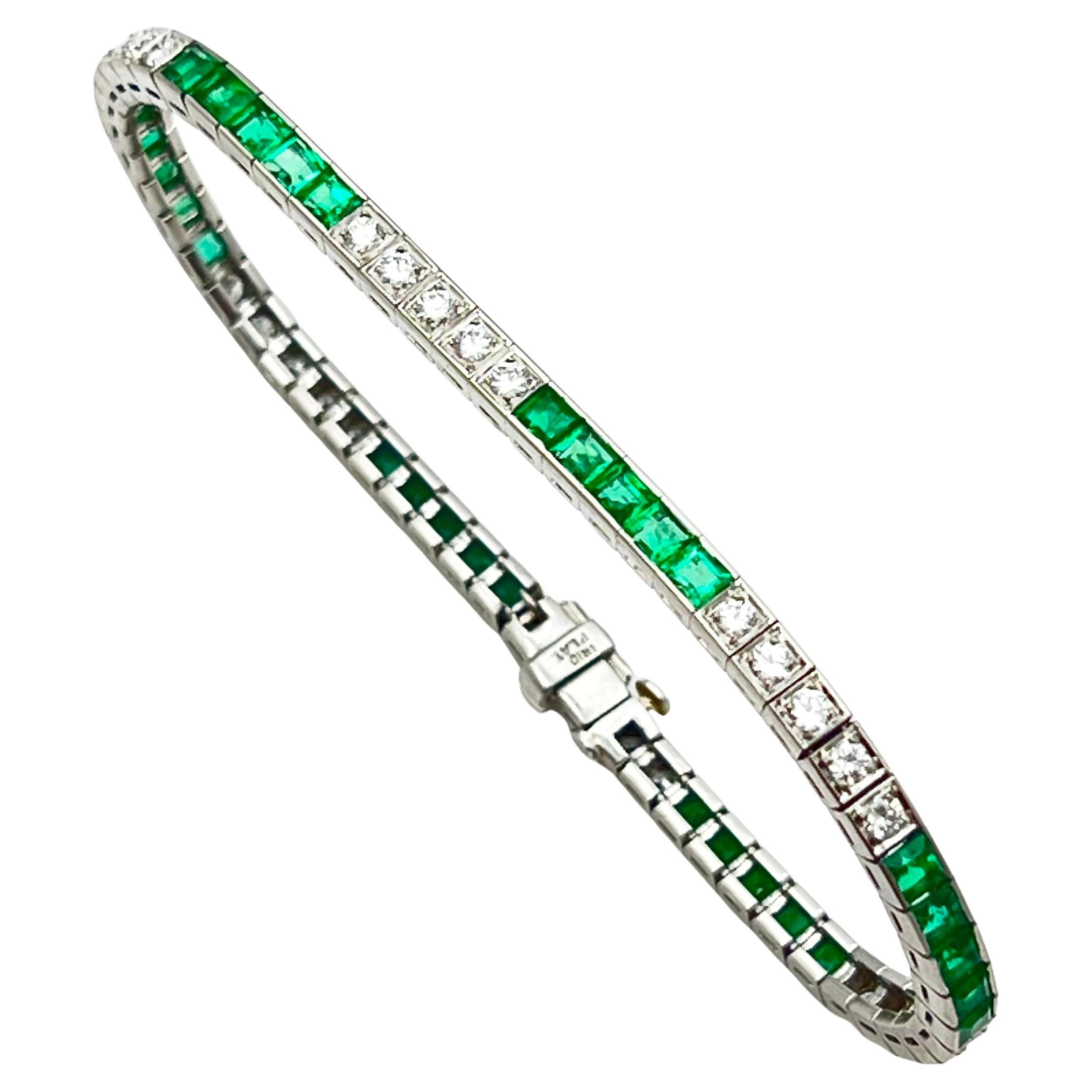 Bracelet ligne droite en émeraude et diamant en platine, présentant une séquence de cinq émeraudes naturelles de taille carrée suivies de cinq diamants ronds de taille brillant. Ce modèle classique est serti de trente émeraudes naturelles de taille
