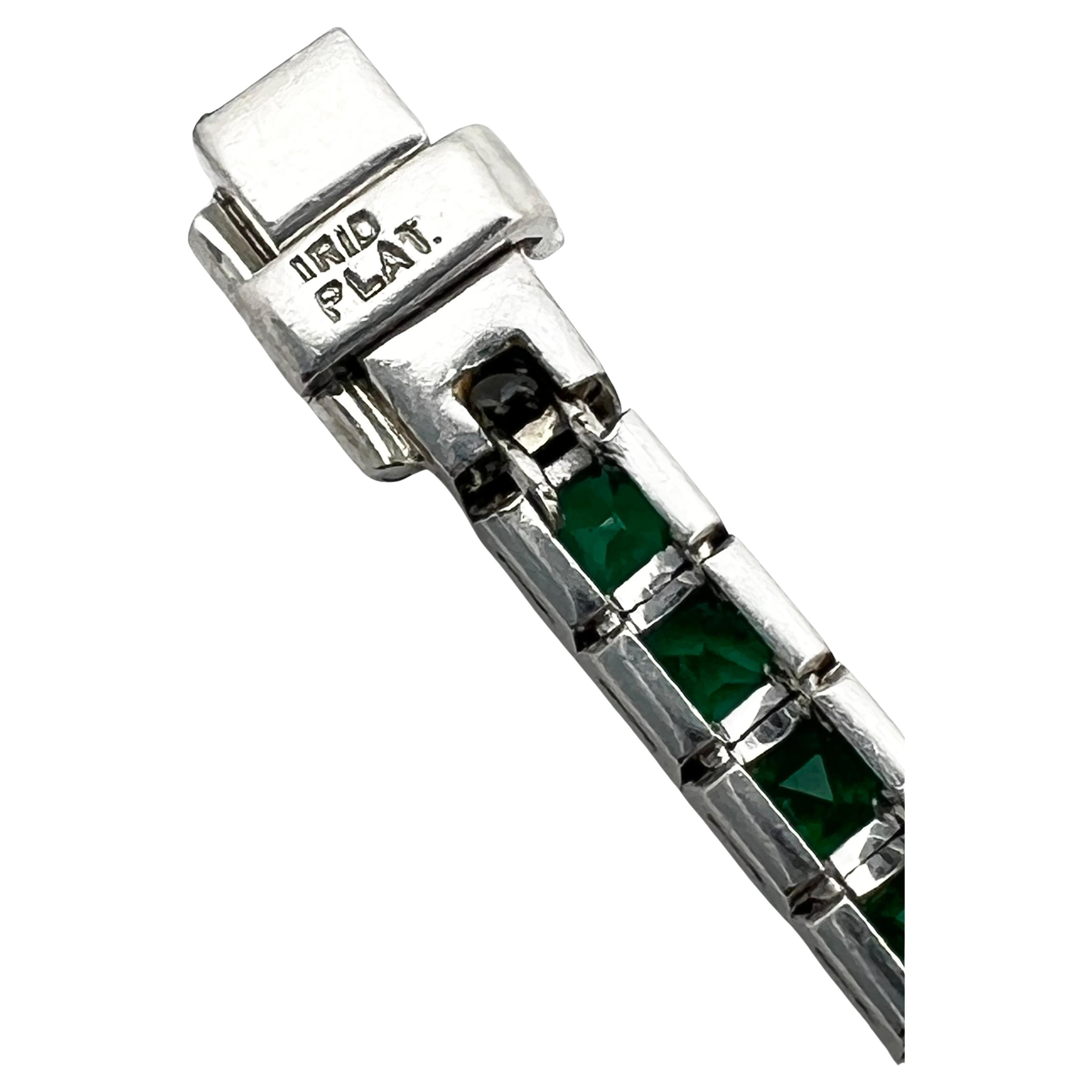 Bracelet en platine avec lignes de diamants et d'émeraudes en vente 1