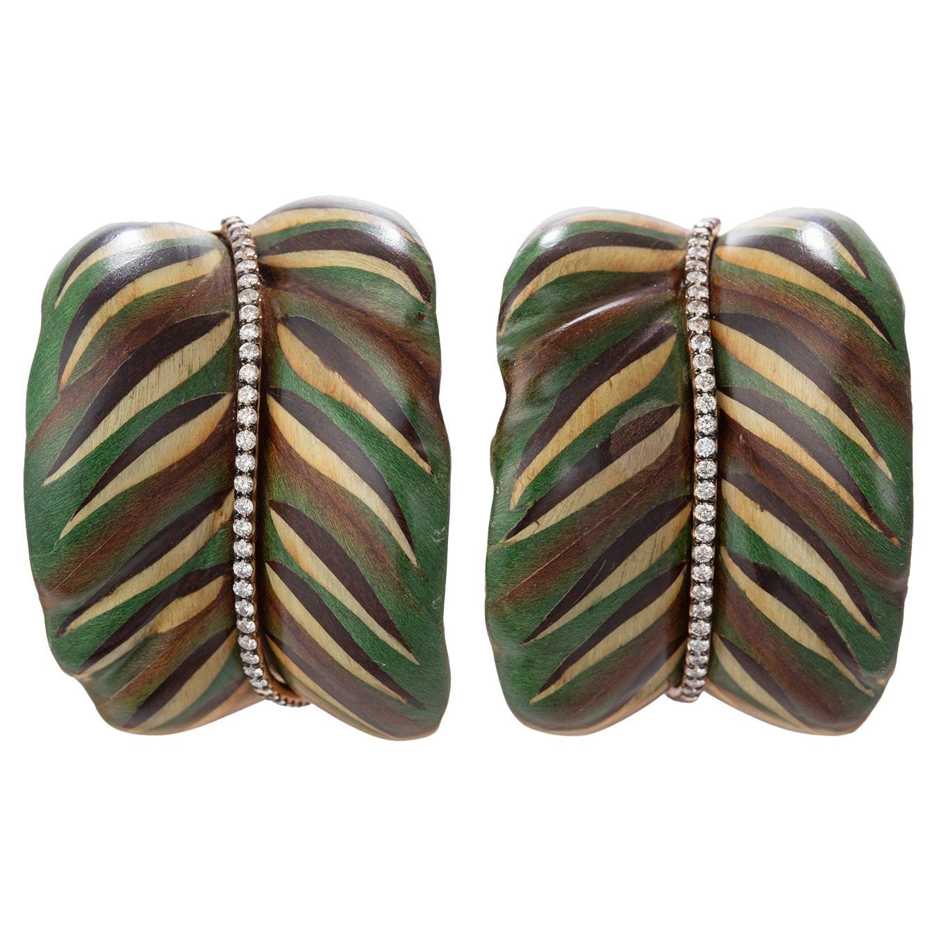 Silvia Furmanovich Grandes Pendientes Botánicos Curvados de Marquetería de Madera con Diamantes en venta