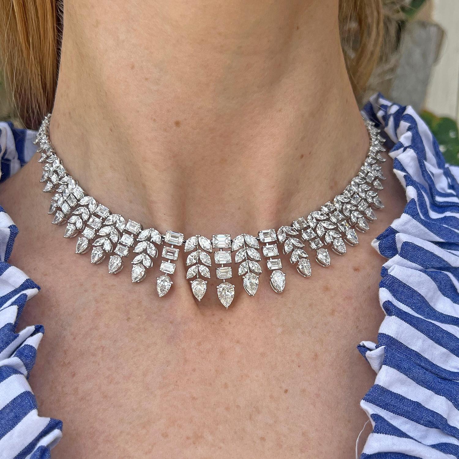 Collana con frangia di diamanti in oro bianco 18 carati, con linee alternate di raffinati diamanti con taglio a pera, marquise e smeraldo, con un design che passa da diamanti più grandi nella parte anteriore a diamanti più piccoli nella parte