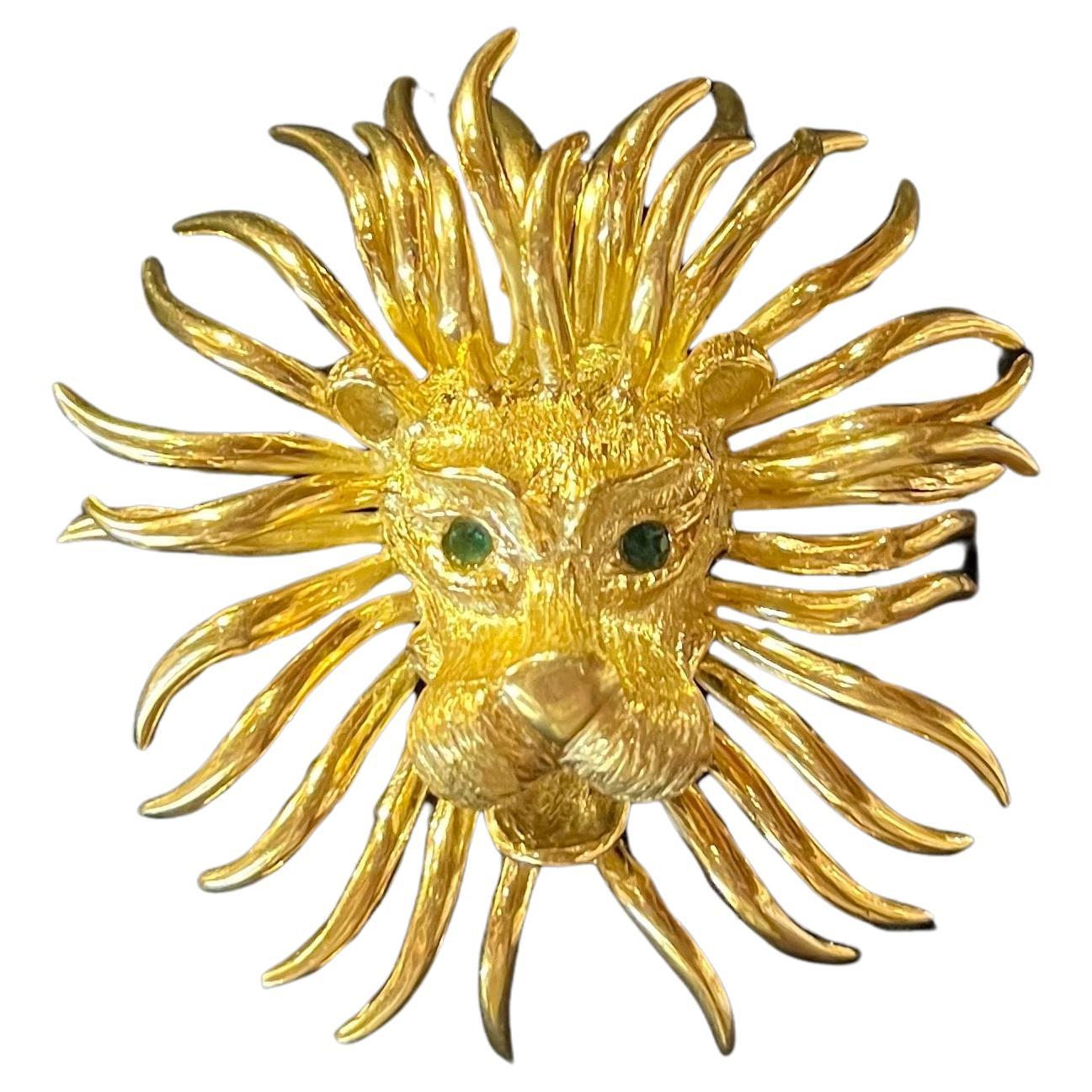 Spilla con ciondolo a forma di maschera di leone degli anni '70 in oro 18k di Cartier con smeraldo