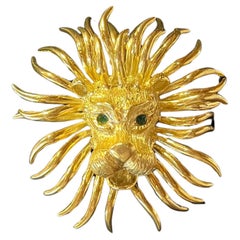 Spilla con ciondolo a forma di maschera di leone degli anni '70 in oro 18k di Cartier con smeraldo
