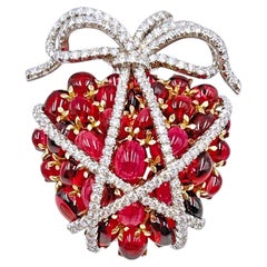 Spilla con cuore avvolto in oro 18k, platino, rubellite e diamanti di Verdura