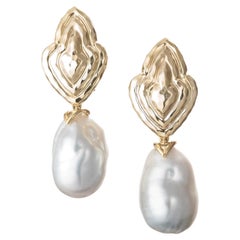Pendientes de gota de Henry Dunay con perlas barrocas del Mar del Sur y oro amarillo de 18 quilates