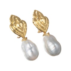 Pendientes de gota de Henry Dunay con perlas barrocas del Mar del Sur y oro amarillo de 18 quilates