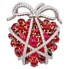 Spilla a forma di cuore con rubellite e diamanti incastonati di Verdura
