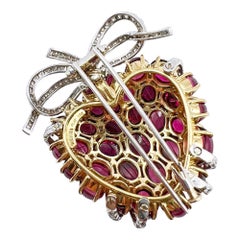 Spilla a forma di cuore con rubellite e diamanti incastonati di Verdura