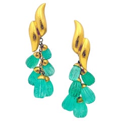 Boucles d'oreilles pendantes Belperron en or jaune 18 carats, motif « Double Wave » et émeraude