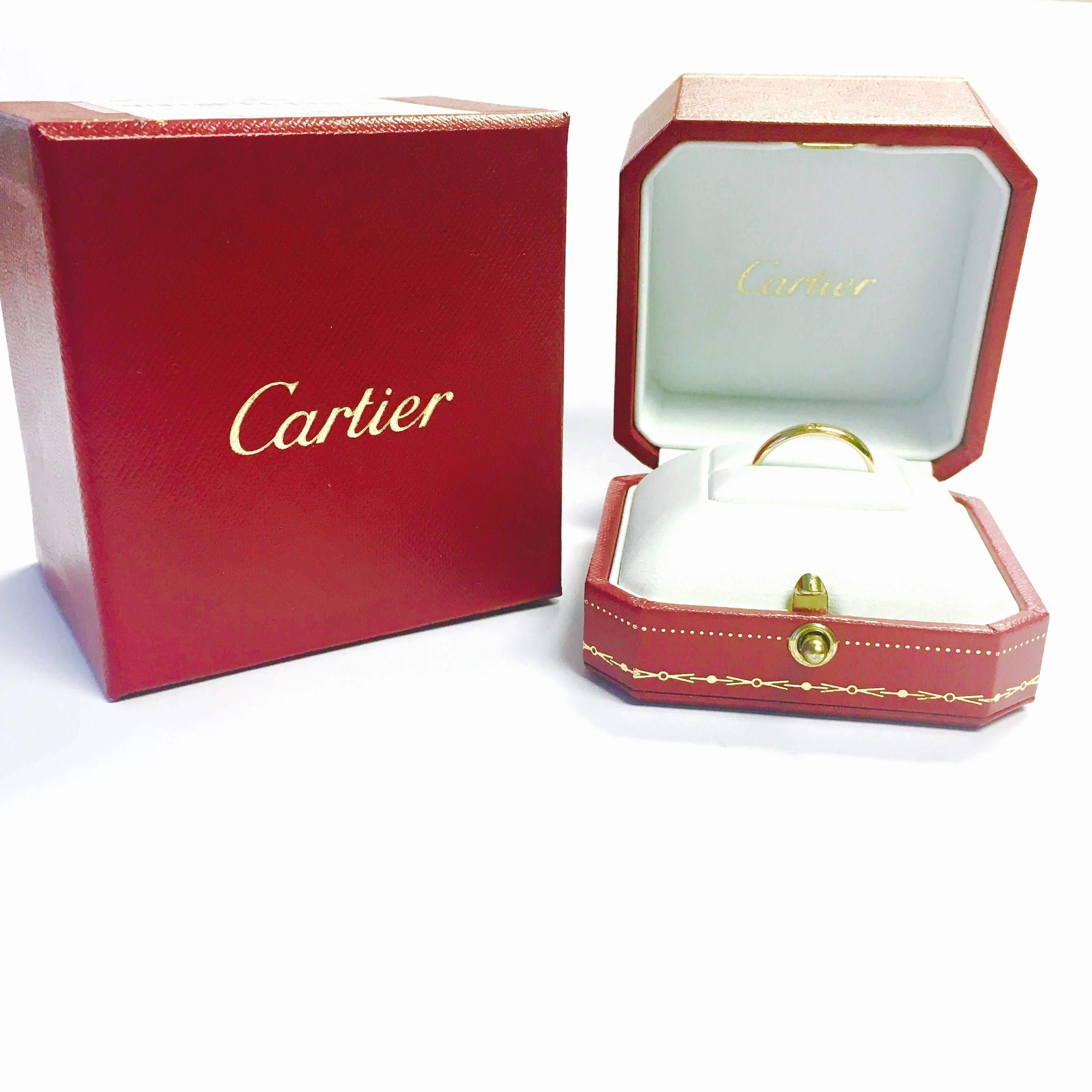 Elegant wedding band ring by Cartier. Crafted in 18K yellow gold in a high polished finish and has one 0.02 ct round brilliant cut diamond flush set at the front. 

Hallmark: Cartier Au750 YR4553
Measurements: 2.5mm Width
Size: US: 7.25 European: