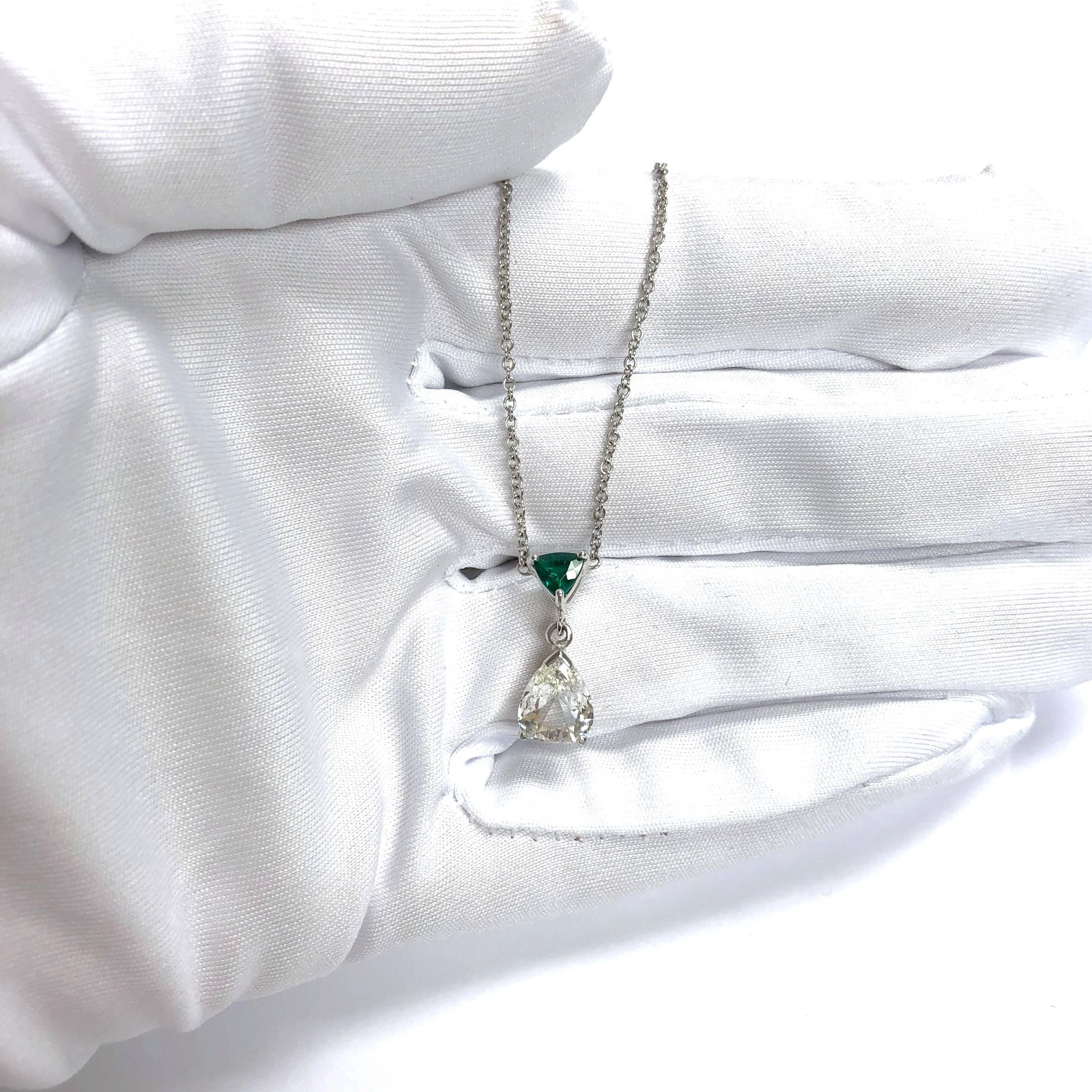 Diamond and Emerald Drop White Gold Necklace In Excellent Condition In Agoura Hills, CA