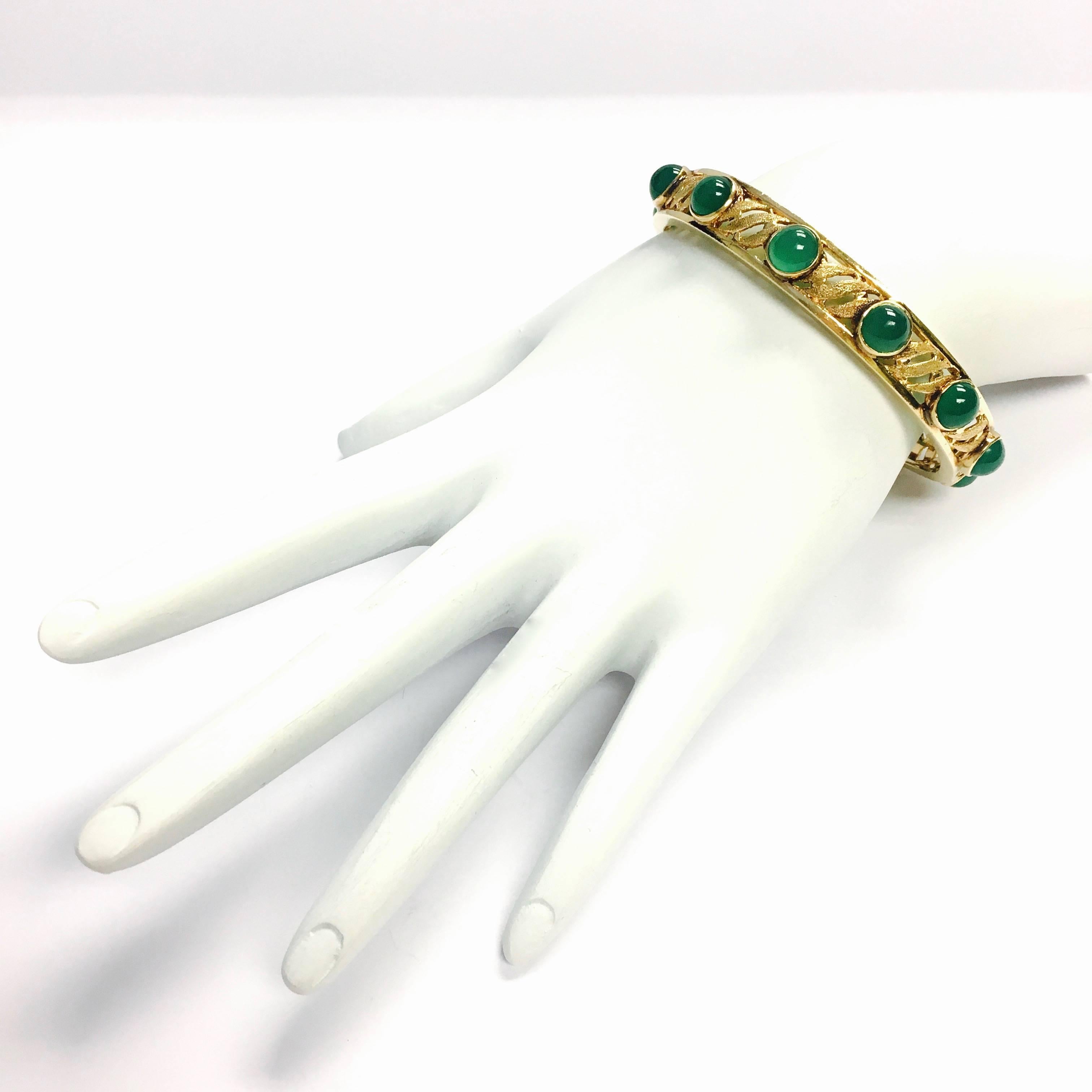 Ruser Vintage Green Chalcedony Gold Hinged Bangle Bracelet In Excellent Condition For Sale In Agoura Hills, CA