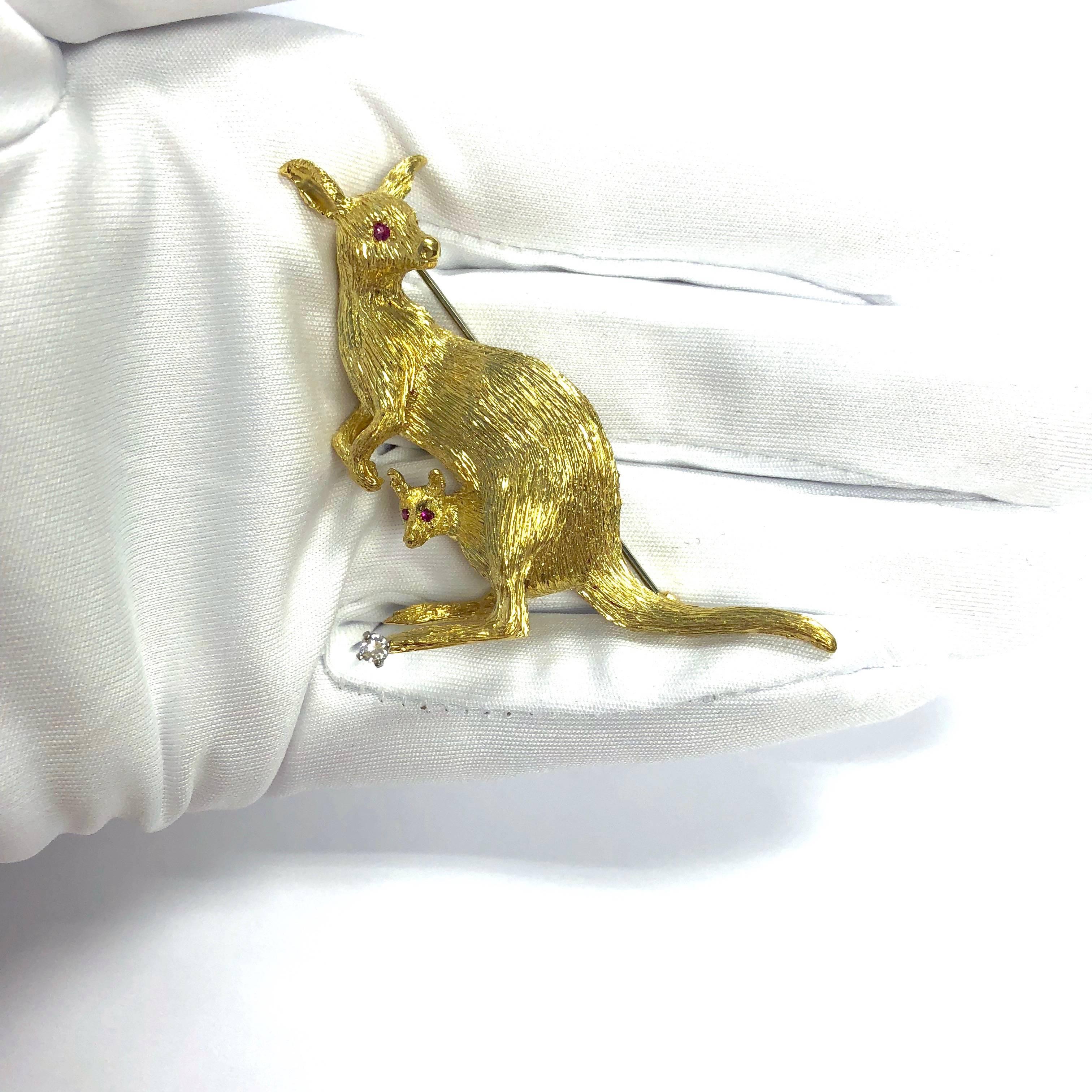 Vintage  Yellow Gold Kangaroo & Baby Pin In Excellent Condition In Agoura Hills, CA