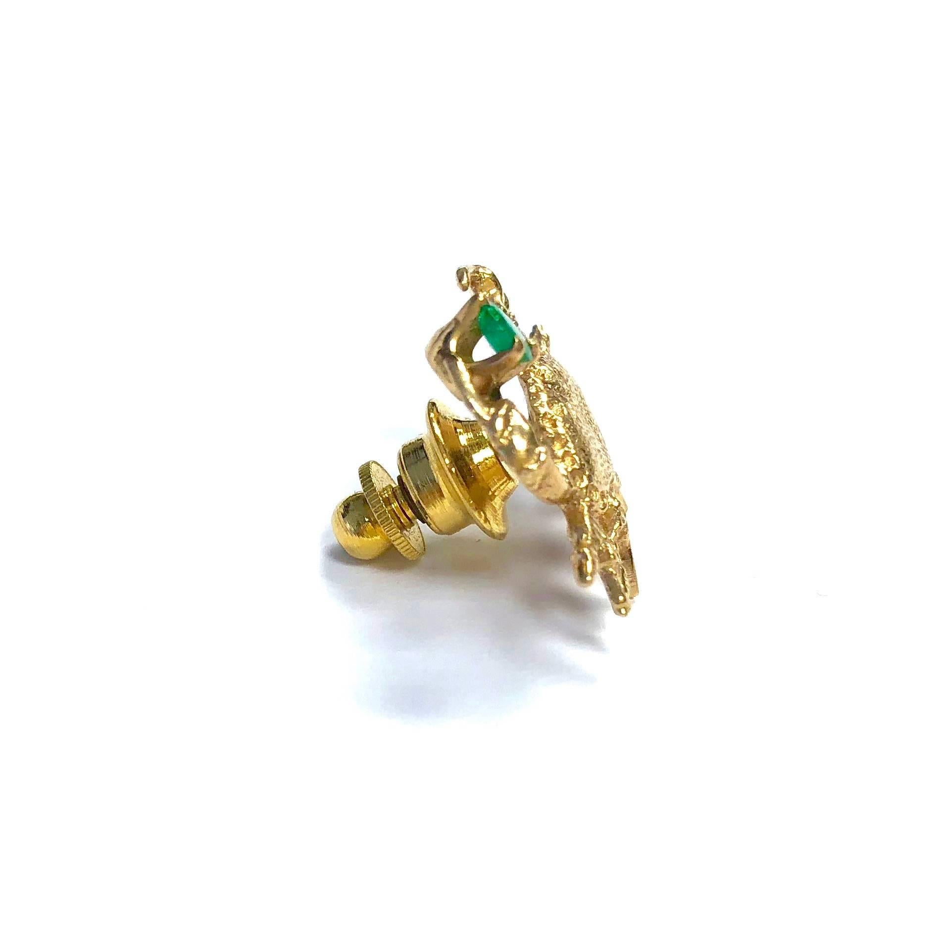 Crafted in 14K yellow gold, featuring a crab holding a round cut natural emerald in it's claw. 
Measurements: 3/4