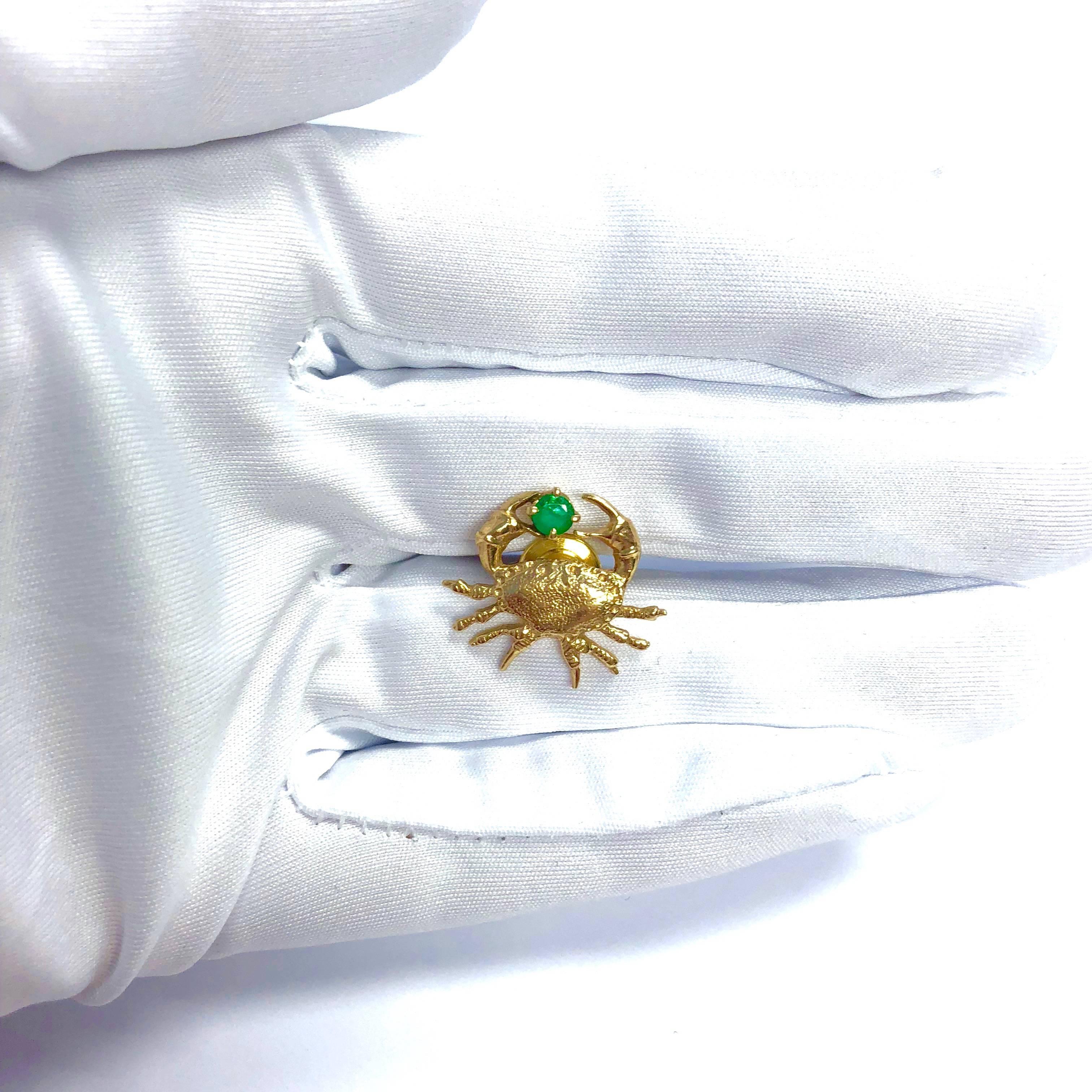 CINI Vintage Emerald Gold Crab Tie Tack Pin In Excellent Condition For Sale In Agoura Hills, CA