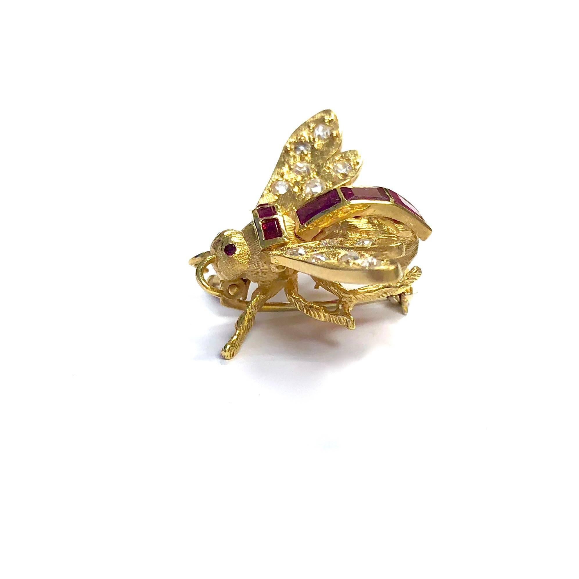 Women's or Men's Vintage Ruby and Diamond Yellow Gold Bee Pin
