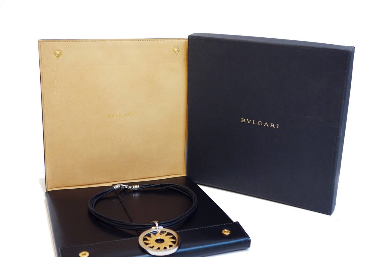 Bulgari Collier pendentif soleil Tondo en or et acier inoxydable Excellent état à Agoura Hills, CA