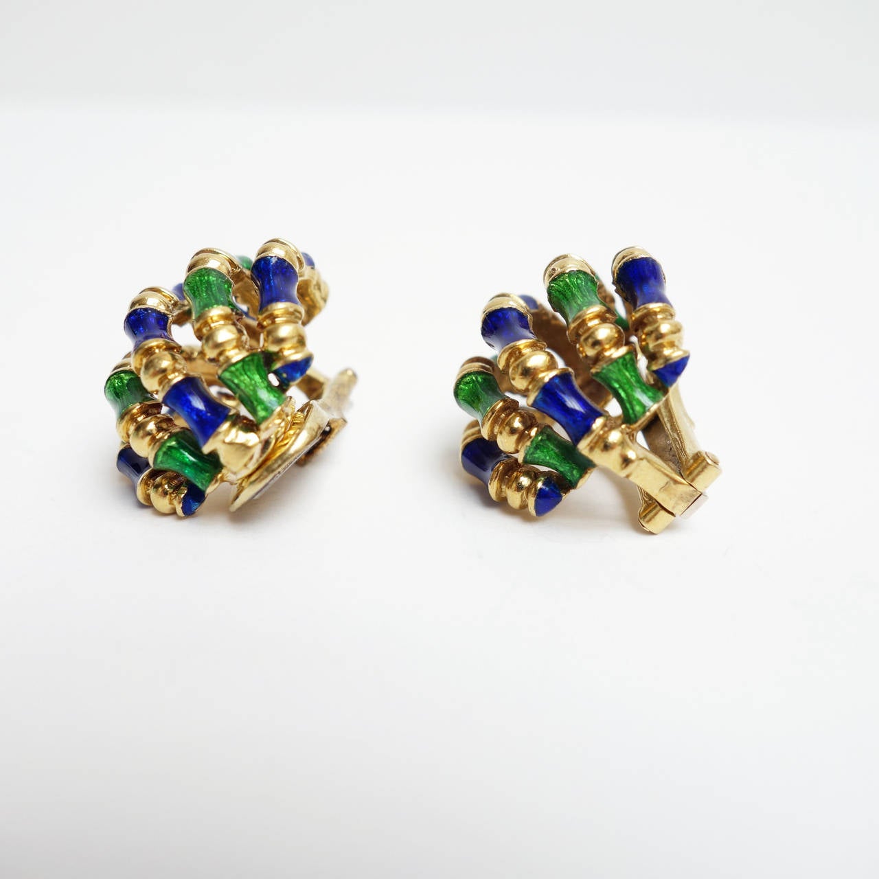 Vintage 1960's Tiffany&Co. 18k yellow gold green and blue enamel clip-on bamboo earrings. Excellent condition. 

Hight: 21mm or 0.81 inches
Width: 21mm or 0.81 inches
Weight: 24.7 grams
Stamped: 18K TIFFANY