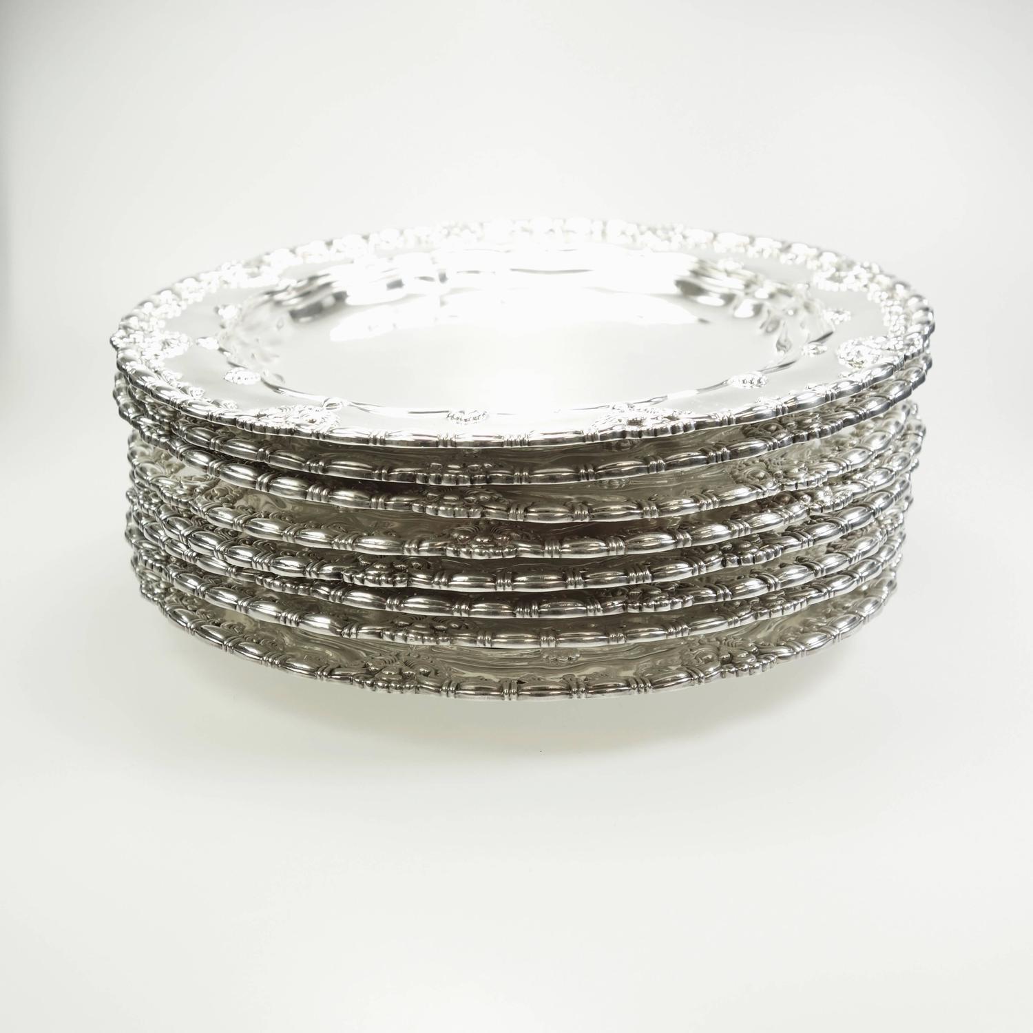Tiffany and Co. Sterling Silver Plates Set of 8 Circa 1905 For Sale at