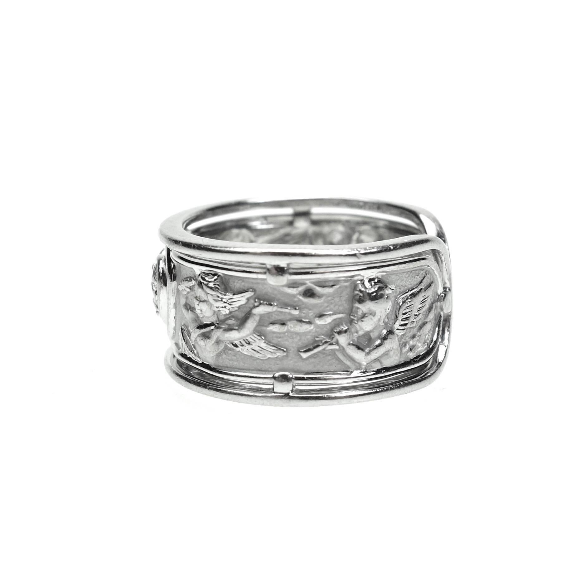Carrera y Carrera RONDA Angels 18K white gold  wide band with diamonds.
Style # 260171
Motif: Heart & Angels Band
Size: 7 (US)
Width: 15 mm
Weight 6.3 grams
Signed, CyC(logo) Stamped, 305593 750
Condition:
This ring is in very good pre-owned