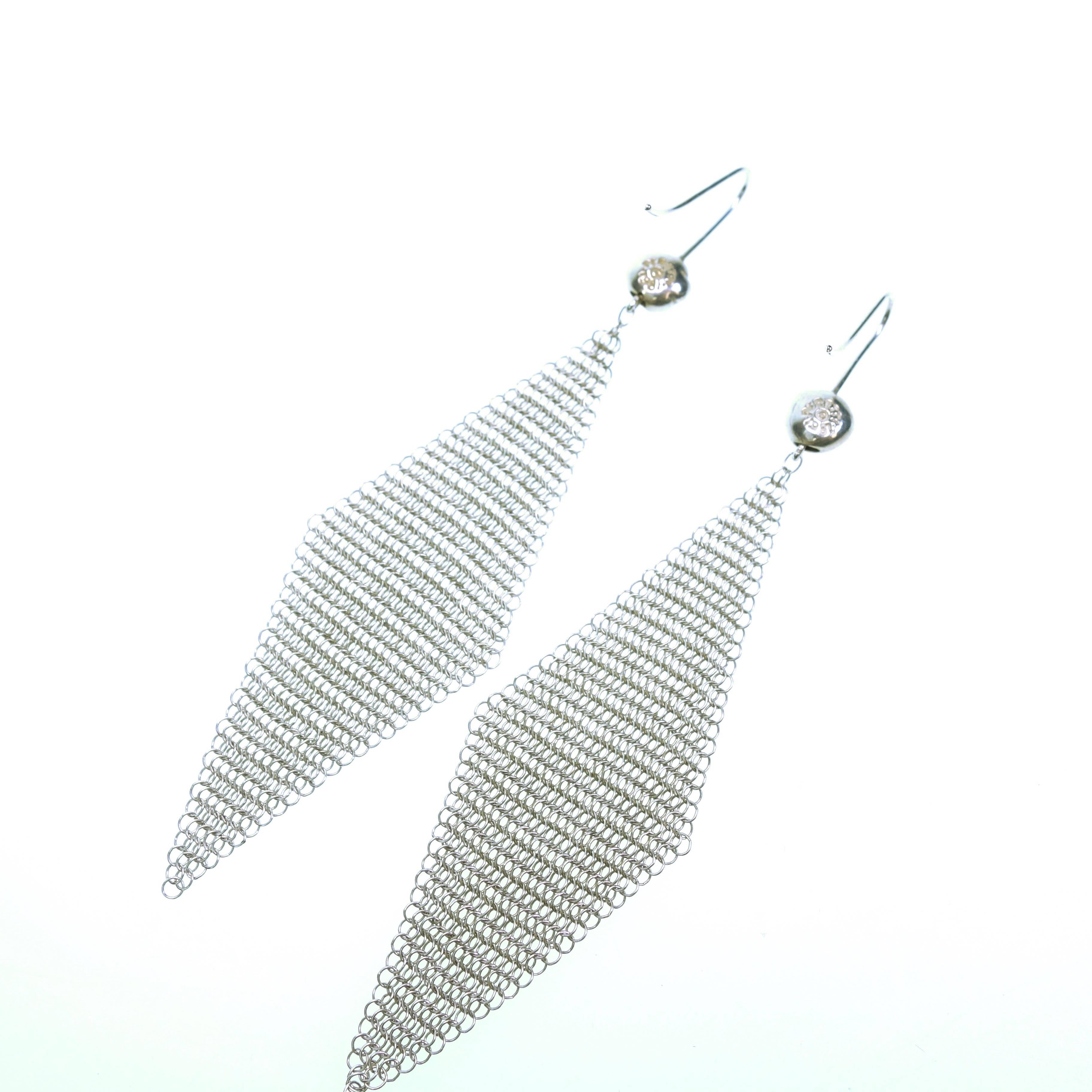 Tiffany & Co Elsa Peretti Mesh Earrings in Sterling Silver.
The form is malleable and ergonomic in the way it drapes over the body's contours. Original designs copyrighted by Elsa Peretti.
Hallmarked: on the back of the silver balls: T & Co.