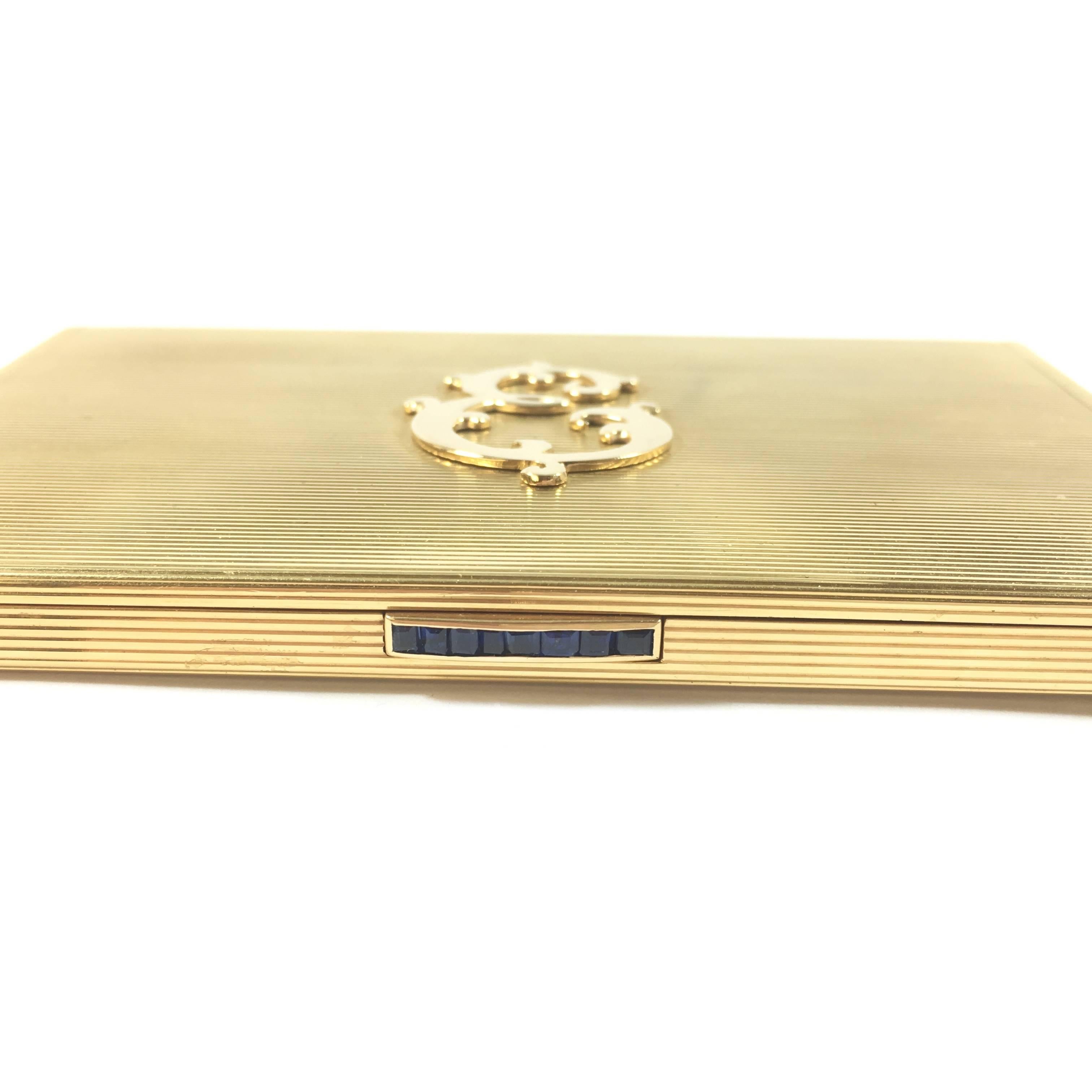 Fantastic 18K yellow gold compact powder case by Bvlgari. Powder, brush and pad all original, never been used. 
Measurements:
120 mm L x 80 mm W x 8 mm H. 
Weight: 295.4 grams
The clasp is adorned with 8 square cut blue sapphires. 
Signed:
