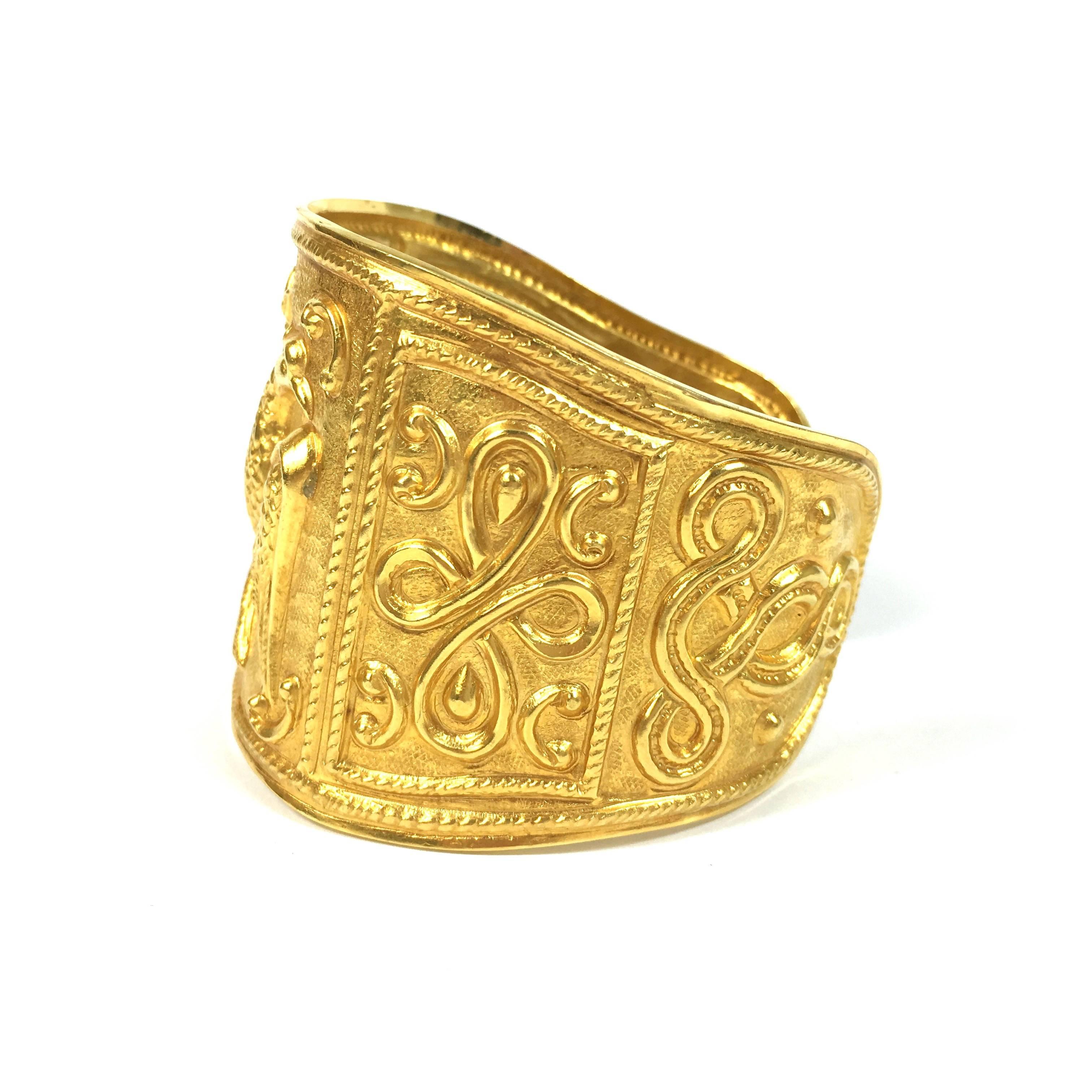 Gorgeous 22K gold cuff bracelet, measuring 53 mm on the front. 
Weight: 51.8 grams