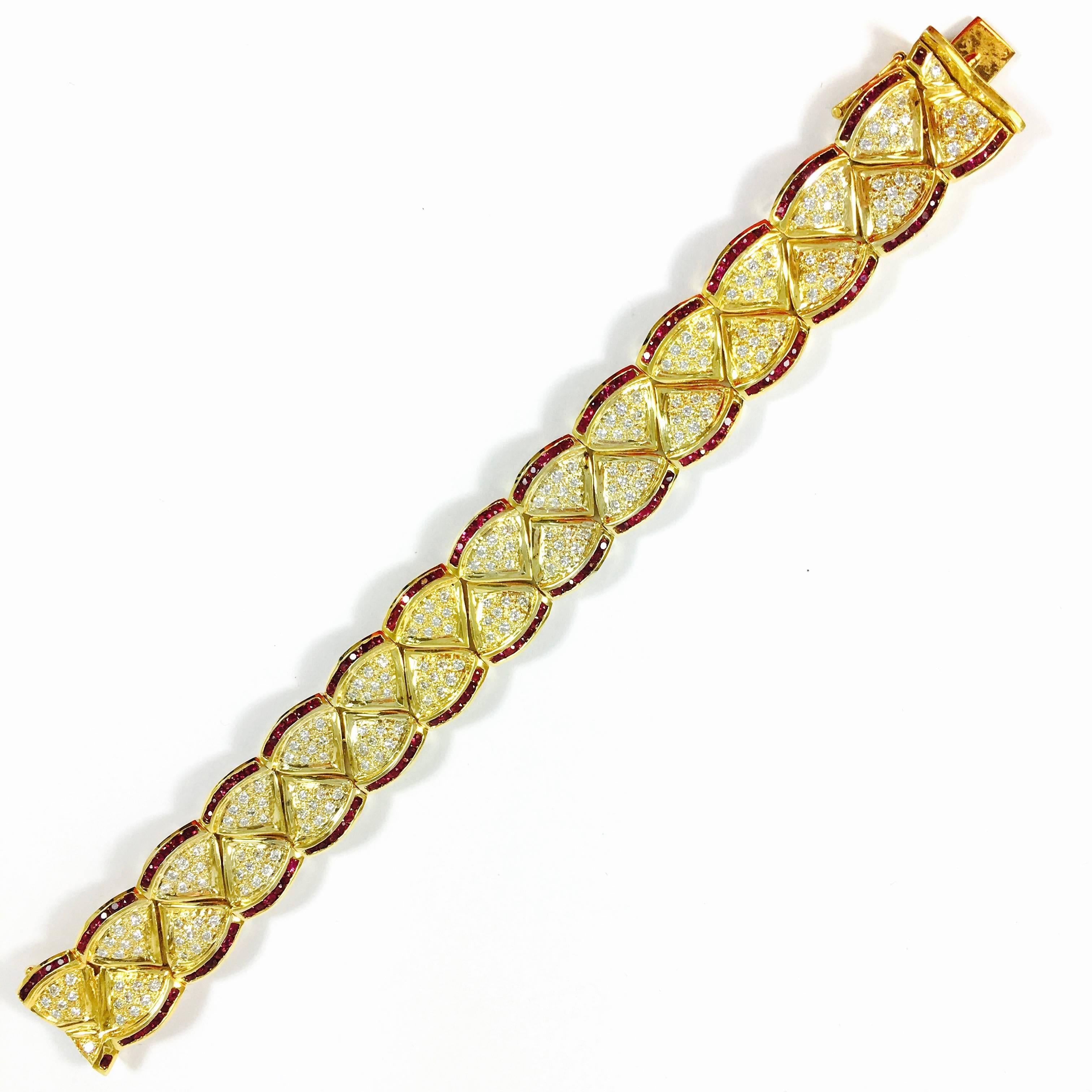 8 Carats Diamonds 5.5 Carats Rubies Scalloped Gold Bracelet In Excellent Condition For Sale In Agoura Hills, CA