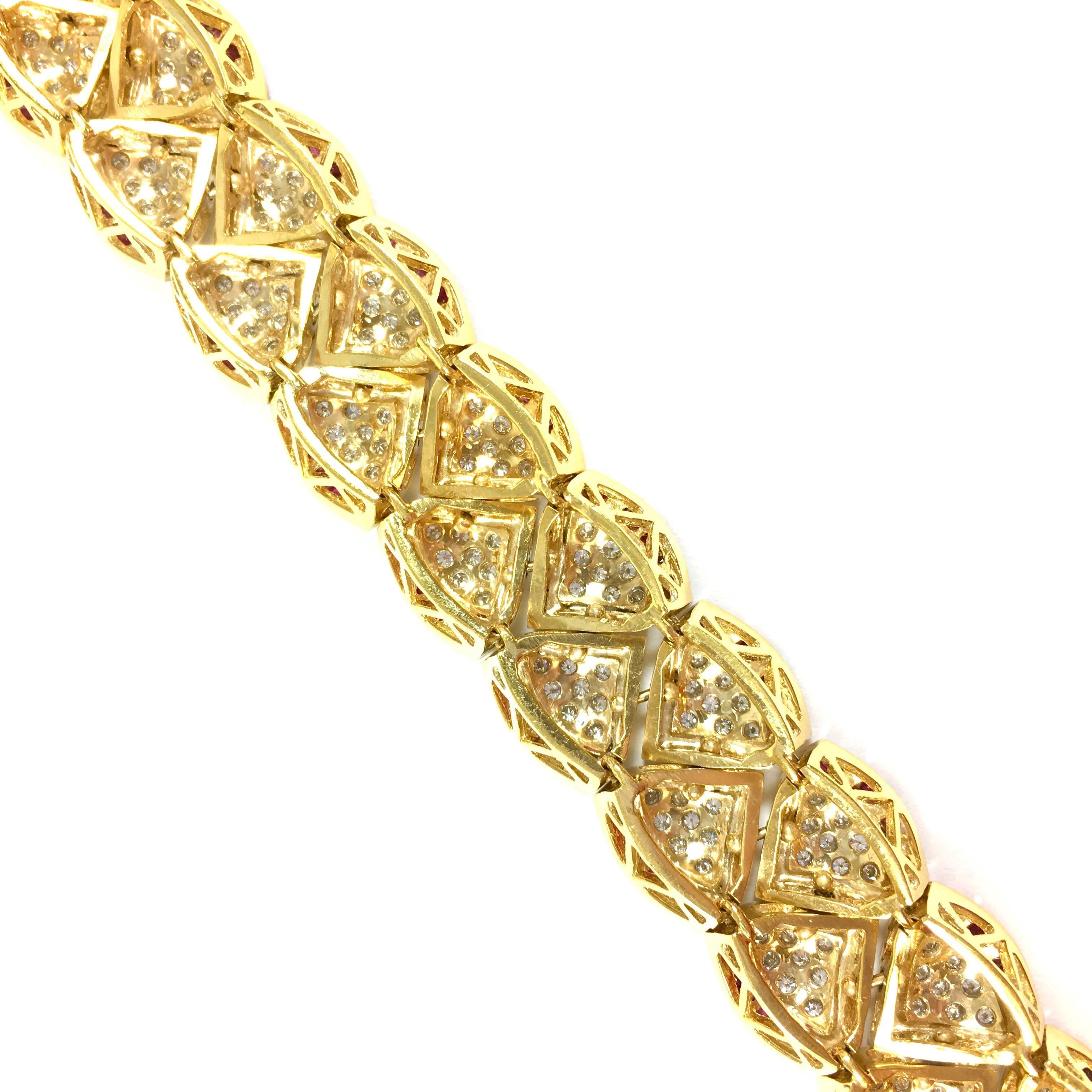Women's or Men's 8 Carats Diamonds 5.5 Carats Rubies Scalloped Gold Bracelet For Sale