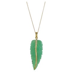 Pendentif en or 18K représentant une feuille de chrysoprase sertie de diamants naturels