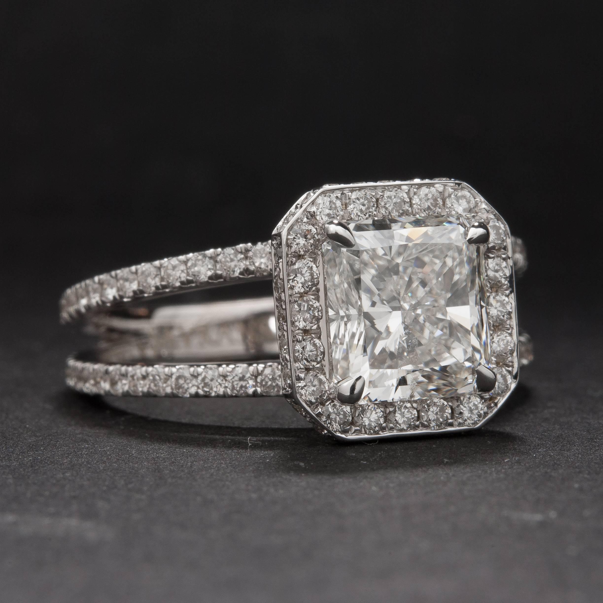 Contemporary 2.05ct Diamond Split-Shank Ring For Sale