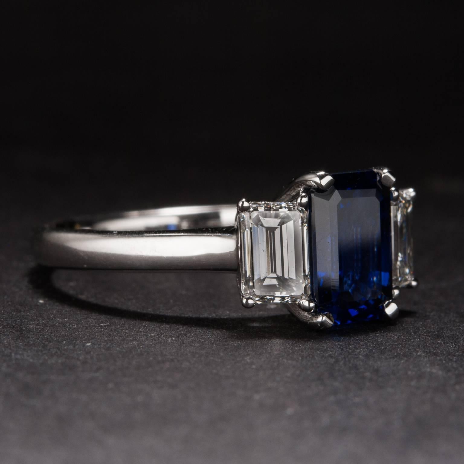 Contemporary 1.37 Carat Sapphire Diamond Gold Ring For Sale