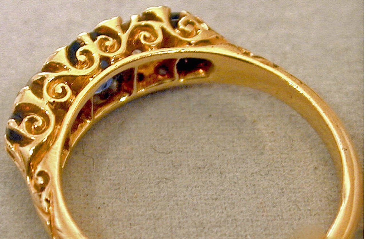 Antiker Saphir-Diamant-Goldring mit fünf Steinen