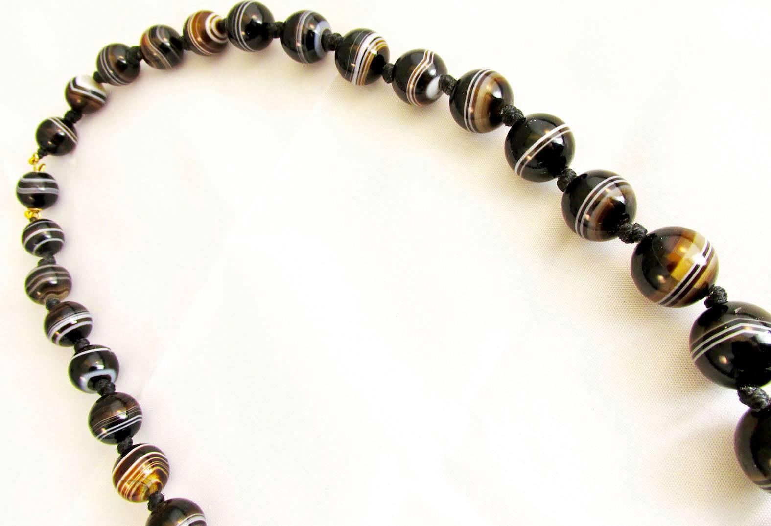 Antike antike Perlenkette aus gebändertem Achat im Zustand „Hervorragend“ im Angebot in Baltimore, MD