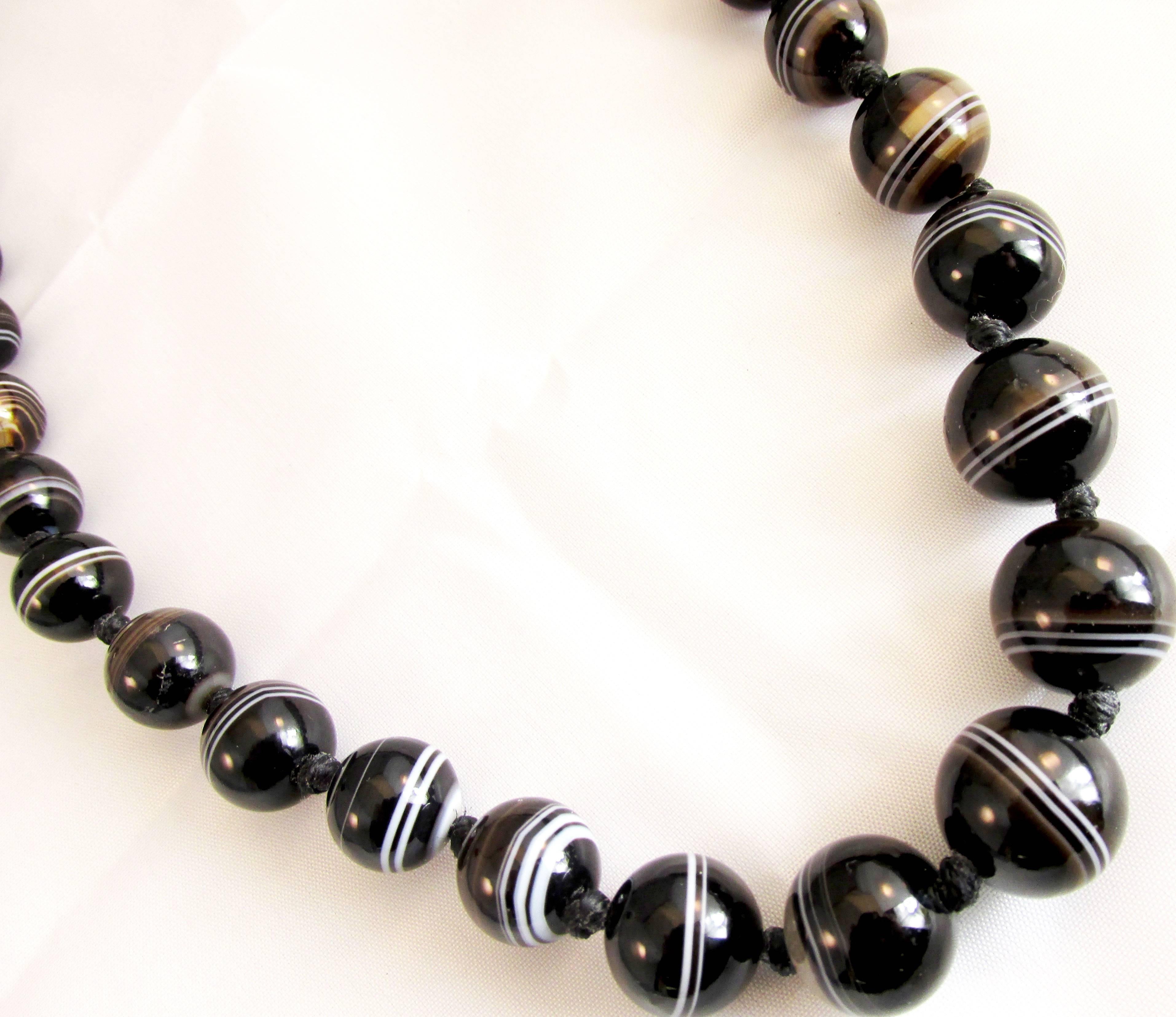 Antique Banded Agate Bead Necklace In Excellent Condition For Sale In Baltimore, MD